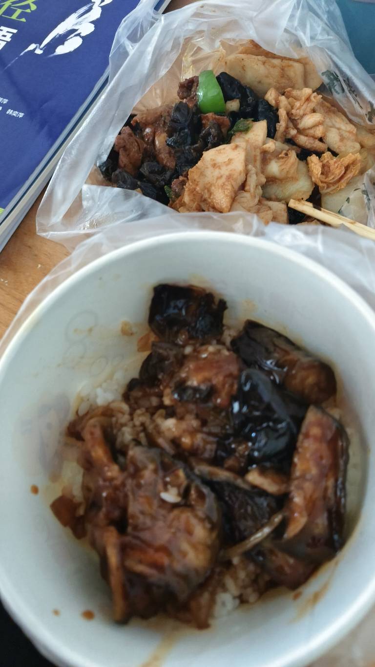 学校快餐老哥先吃

79 / 作者:北极的鹅 / 