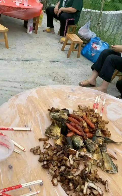 村长儿子娶媳妇安排了当地最