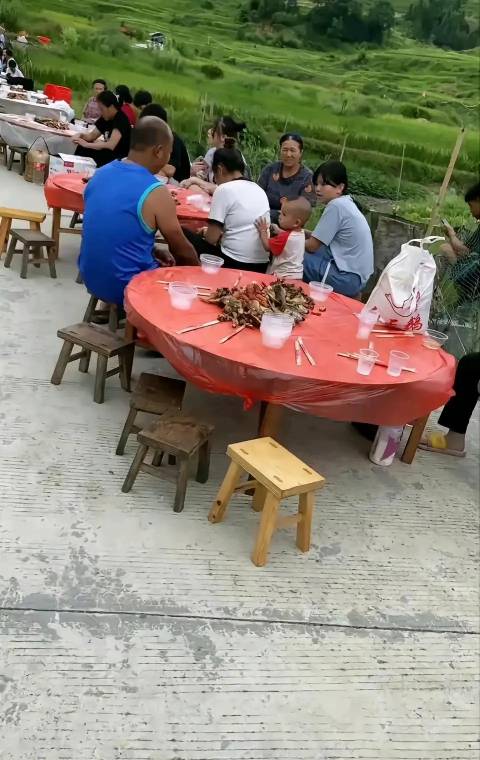 村长儿子娶媳妇安排了当地最