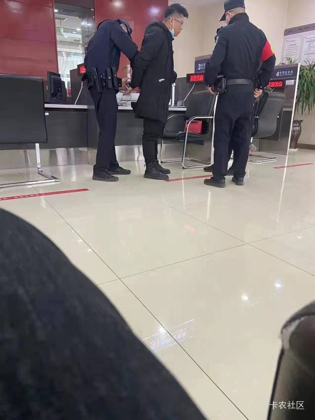 羊老哥本名龟田甲俊 是个地地道道的小果子，今天被刑侦分局抓获，现场一顿混乱。

50 / 作者:大连最后一名ikun / 