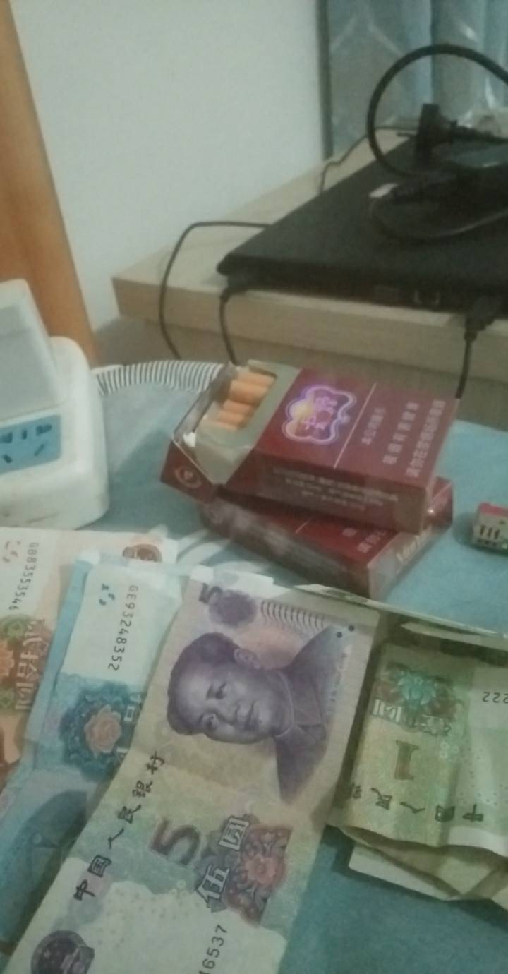 睡觉了，老哥们。早上还得去养殖场喂鸡呢生活太难了，每天就只能搞几包烟钱。

53 / 作者:落花跌入春梦里 / 
