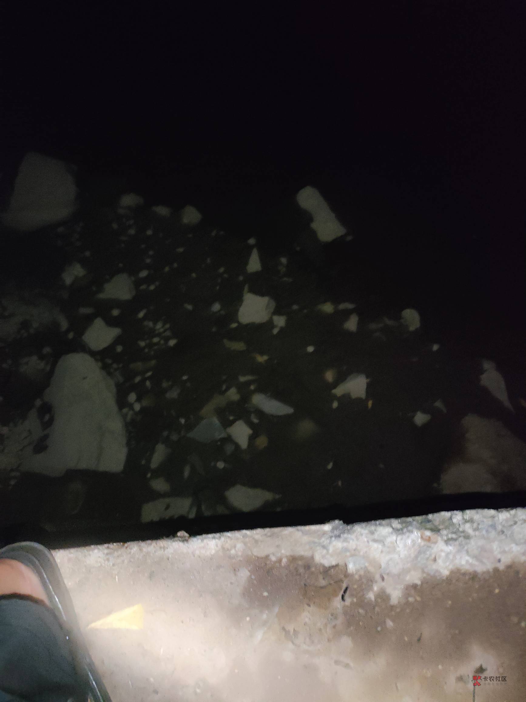 老哥们 我在河边悬崖上如厕，老有人夜跑跑到河尽头，这他么全看见了 这些人真坏，以跑33 / 作者:毛都没有 / 