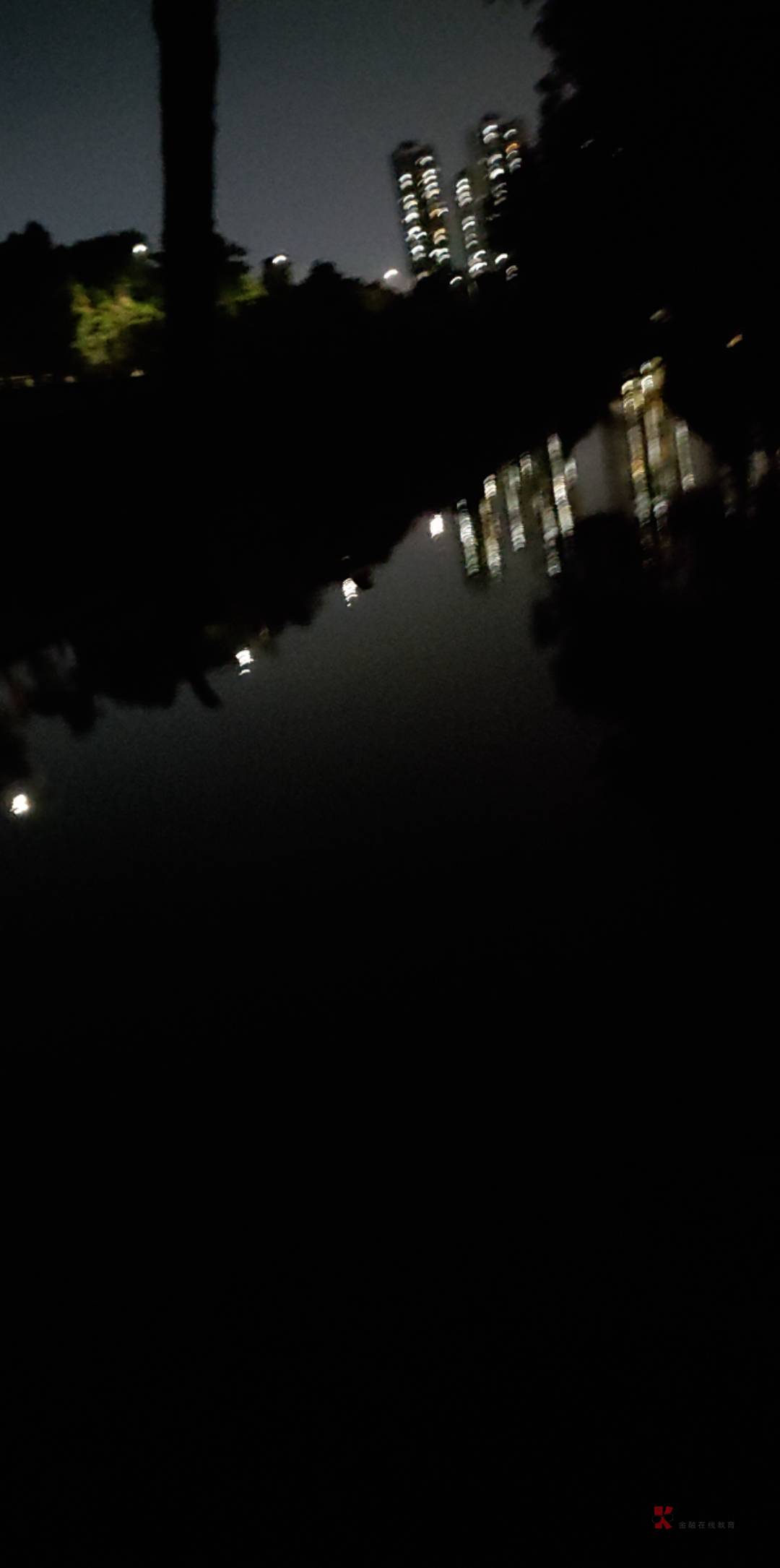 老哥们 我在河边悬崖上如厕，老有人夜跑跑到河尽头，这他么全看见了 这些人真坏，以跑85 / 作者:毛都没有 / 
