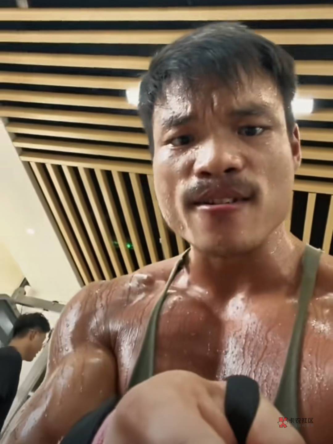 老哥们，我边哭边发这个帖子，疫情封城这么多天？囤积的食材都吃光了，这会饿的不行，52 / 作者:基基肯压基 / 