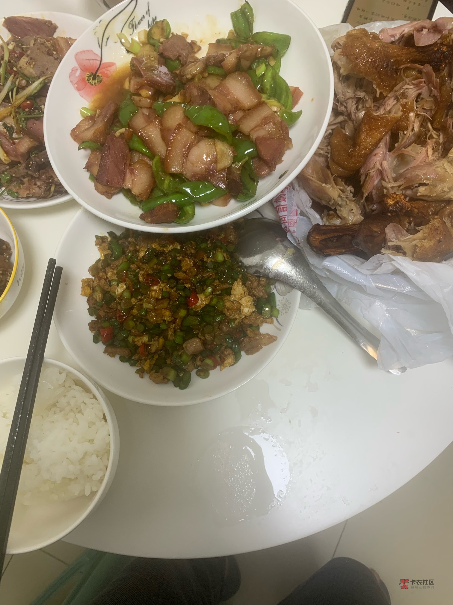 自己动手，丰衣足食 今日菜系 辣椒炒.肉，小炒肉蒜苔 凉拌猪心 烤鸭一只 啤酒7瓶 开遭71 / 作者:奔跑的鸡哥 / 