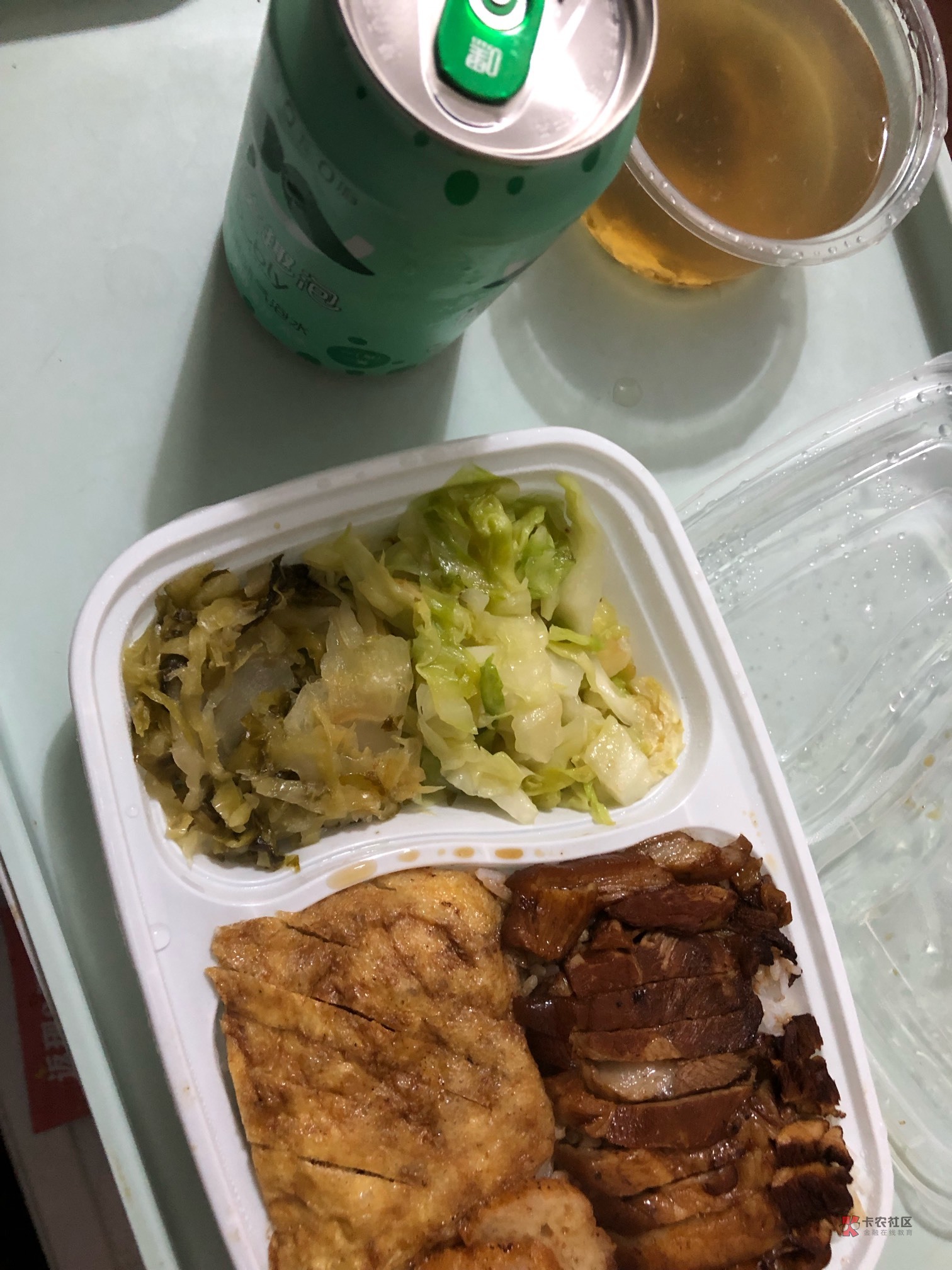 去店里买了一份猪脚饭、把支付宝红包用了，还送了一罐饮料，才发现比美团便宜多了，而98 / 作者:肖总ii / 