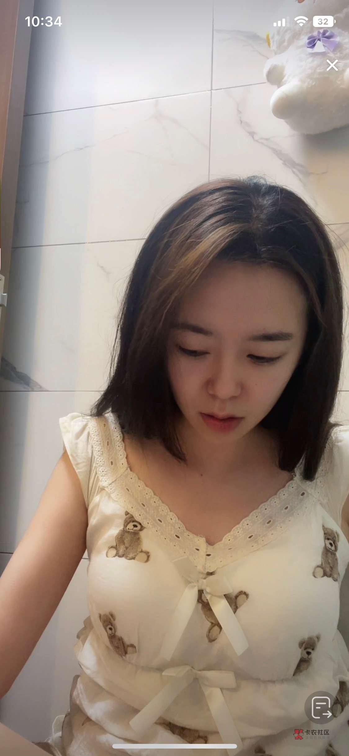 表姐来我家做客，她洗完澡就回房间了 我在厕所看着换下来的贴身衣物陷入了沉思。。。
67 / 作者:大连最后一名ikun / 