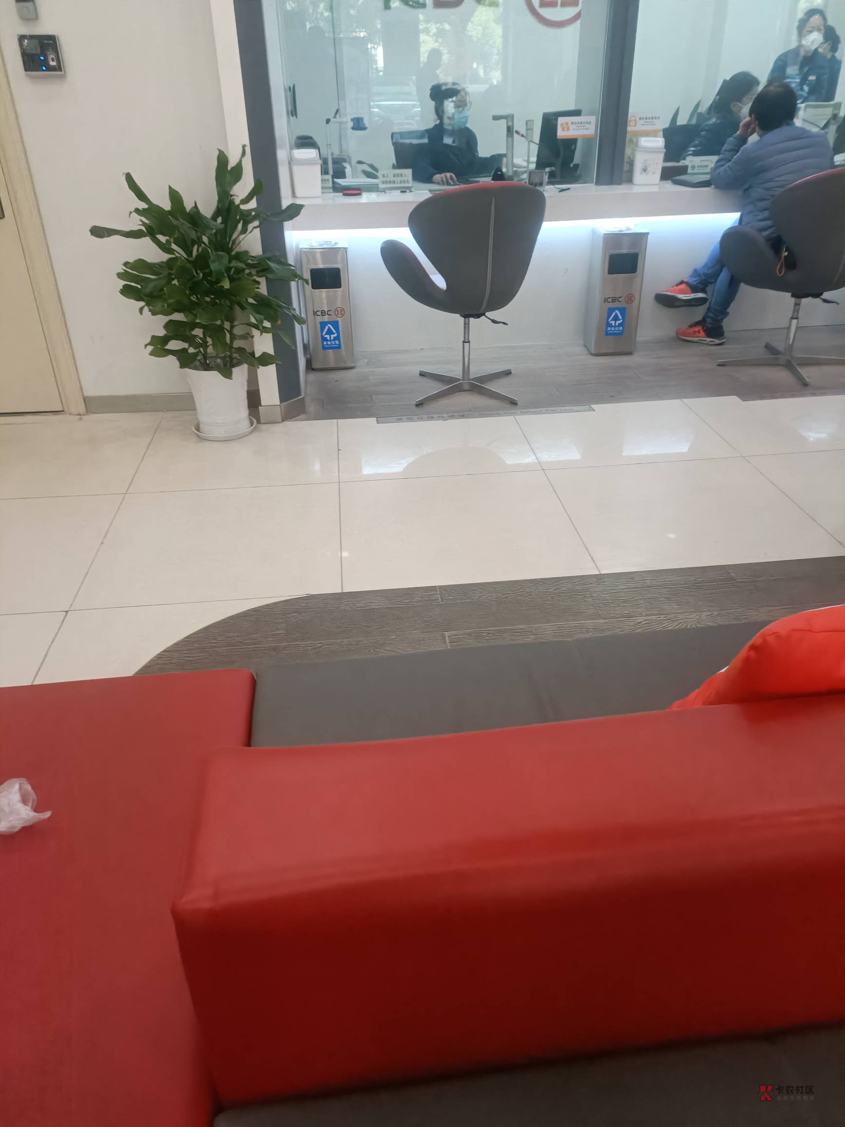 老哥们。我工行一类9920。去银行不给解怎么办，银行工作人员说解了就要注销。。。我这54 / 作者:醒不来的梦@ / 