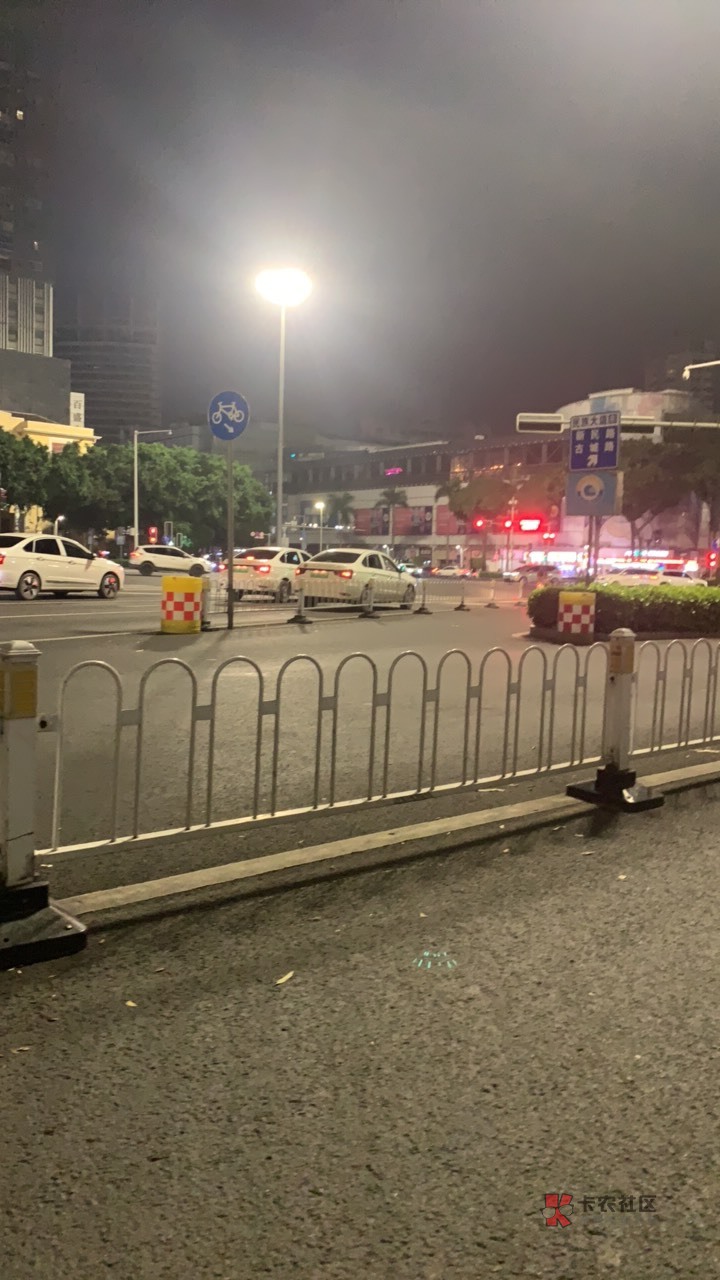 现在晚上一点半路口挂壁了被房东赶出来了

18 / 作者:倒36 / 