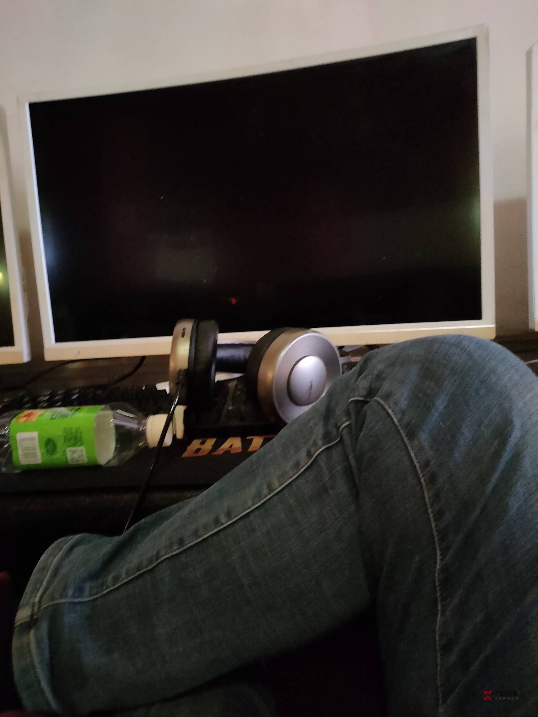 从昨天晚上到现在没吃饭没喝水现在在公园椅子上，真的走投无路了没办法了在这里跟老哥94 / 作者:D大道 / 