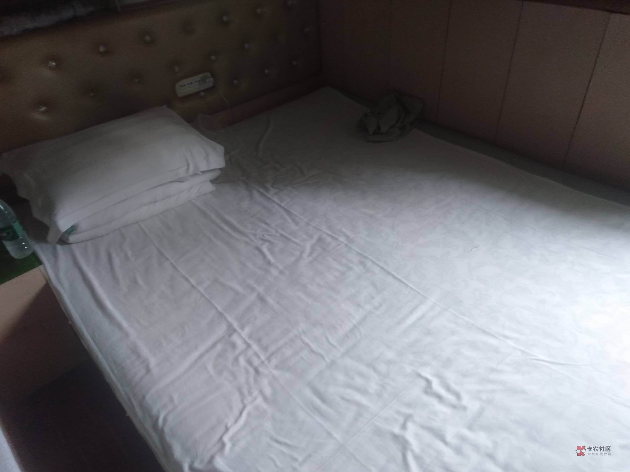 谨以此贴献给还流落街头睡公园的老哥。
此致敬礼。
三四线小城市。洗浴中心,年卡160023 / 作者:墨镜探长 / 谨以此贴献给还流落街头睡公园的老哥。
此致敬礼。
三四线小城市。洗浴中心,年卡160023 / 作者:墨镜探长 /