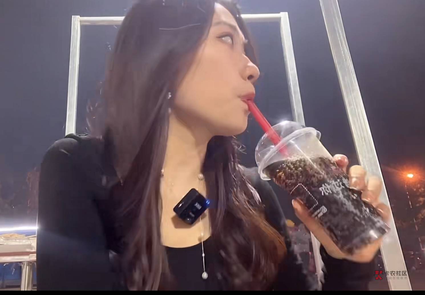 几年不见的前女友越来越漂亮，还做了探店主播，现在好后悔，只能在屏幕前默默掉眼泪。80 / 作者:基基肯压基 / 