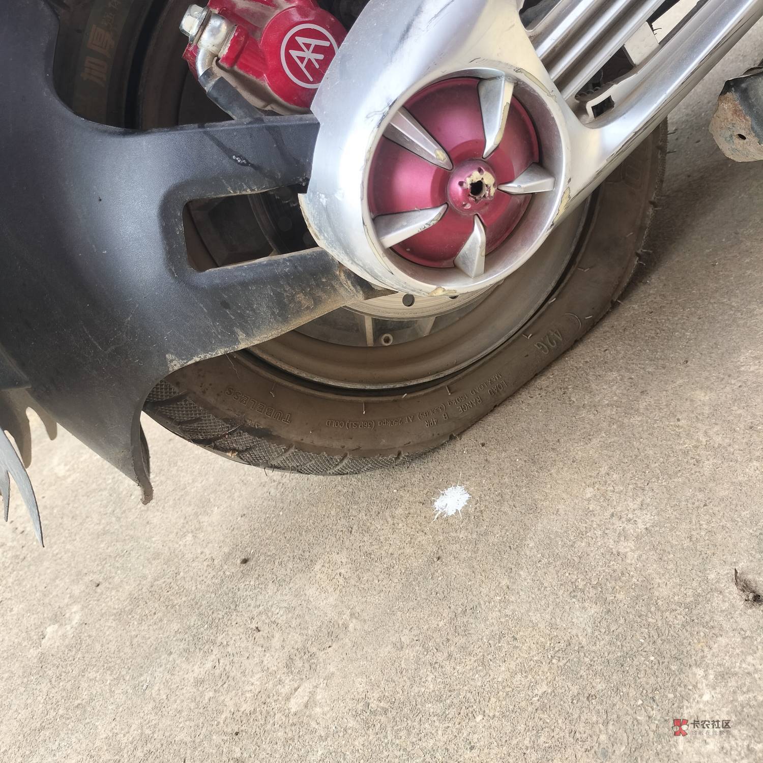 老哥们车胎爆了怎么办  自己搞不定，最近的修理店还有5公里

99 / 作者:平常心w / 