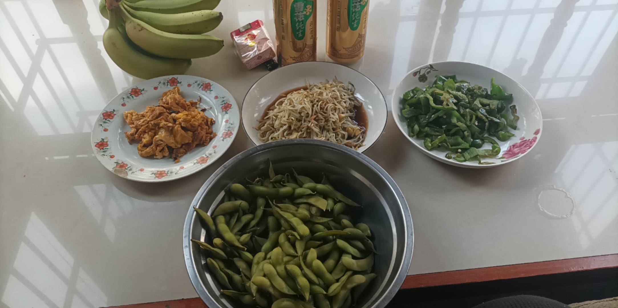 快来打分

主食盐水煮毛豆，干煸青椒-豆芽-煎了三个鸡蛋

两个啤酒

自己做的，成本840 / 作者:朝歌夜弦 / 