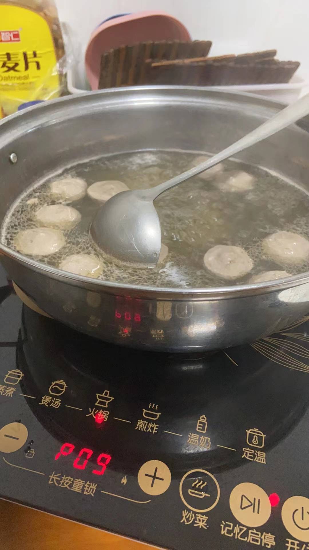 眉毛了老哥们，今天lj桶捡到一袋肉丸，天气冷来点火锅，肉丸有点酸不知道吃了会不会挂54 / 作者:斑马睡不着 / 