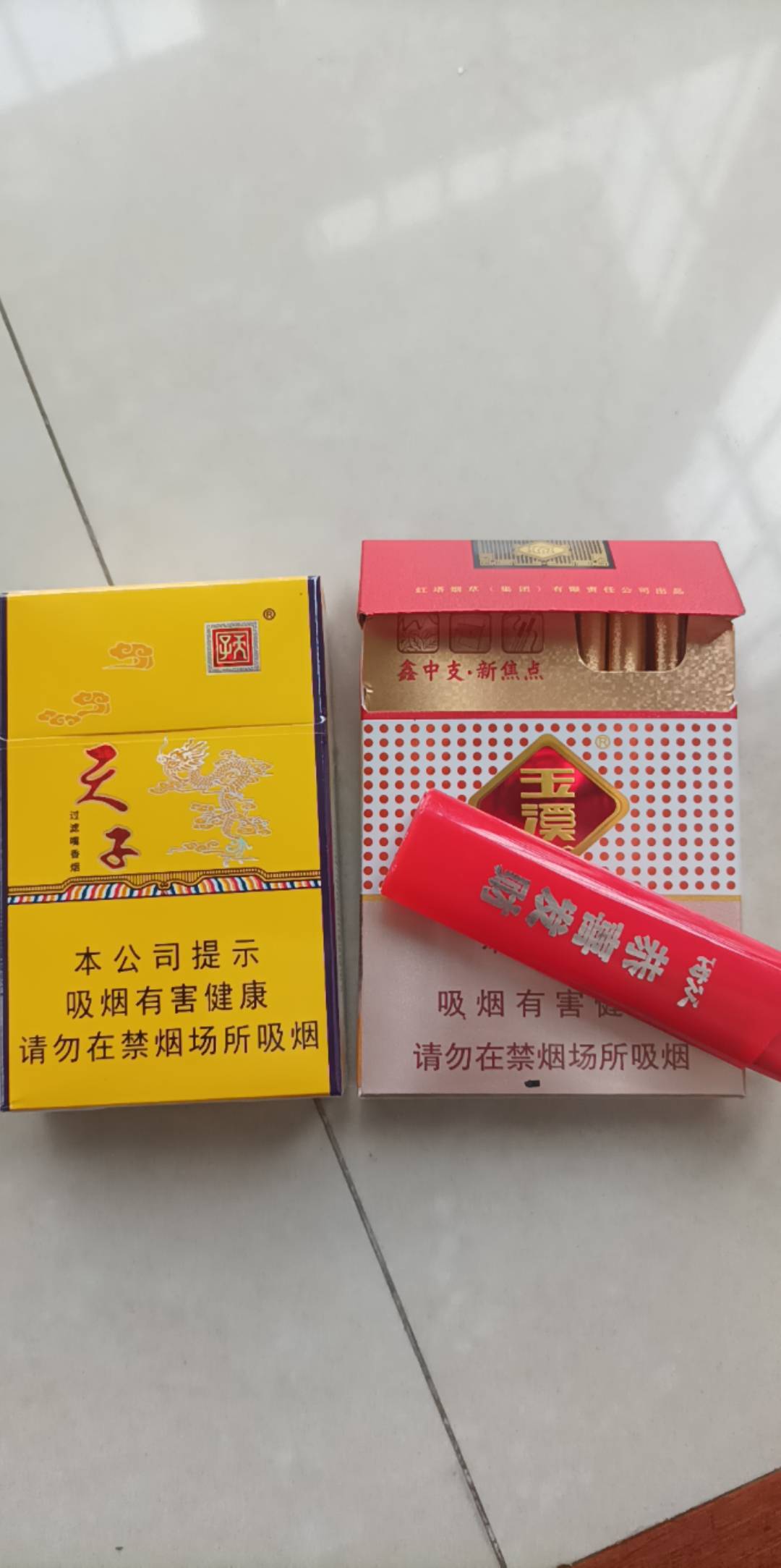 早上白嫖200.花的差不多了
一顿羊肉汤吃了50

一包玉溪中支26.天子20.茶叶咖啡饼干

48 / 作者:朝歌夜弦 / 