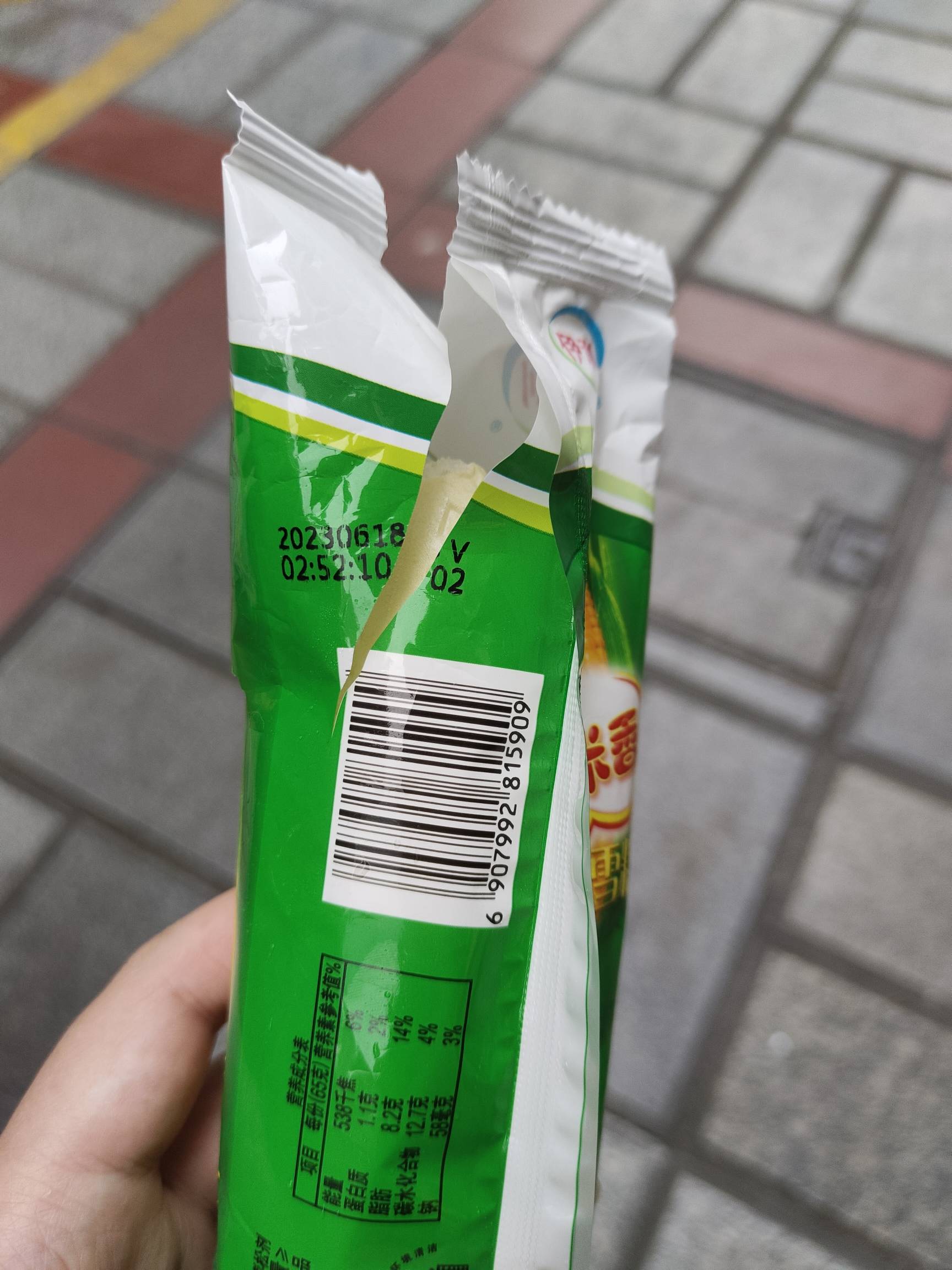 刚买个雪糕一看生产日期去年6月，都准备回去大战了，结果保质期竟然18个月，这雪糕能27 / 作者:菲菲飞呀飞 / 