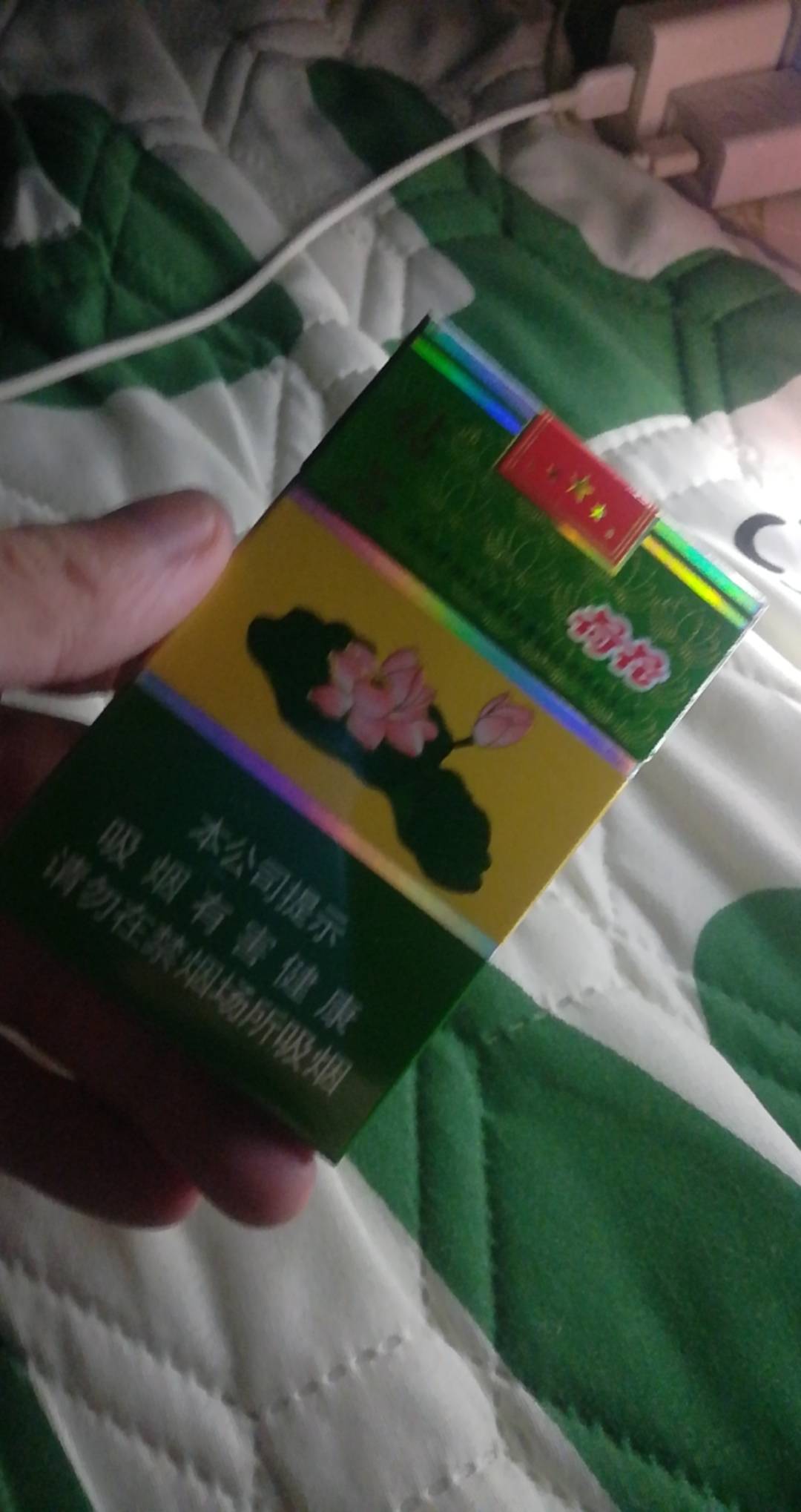 这烟好抽不？刚刚上网一个D毛塞给我的 让我带他吃了两把鸡

16 / 作者:老哥最棒 / 