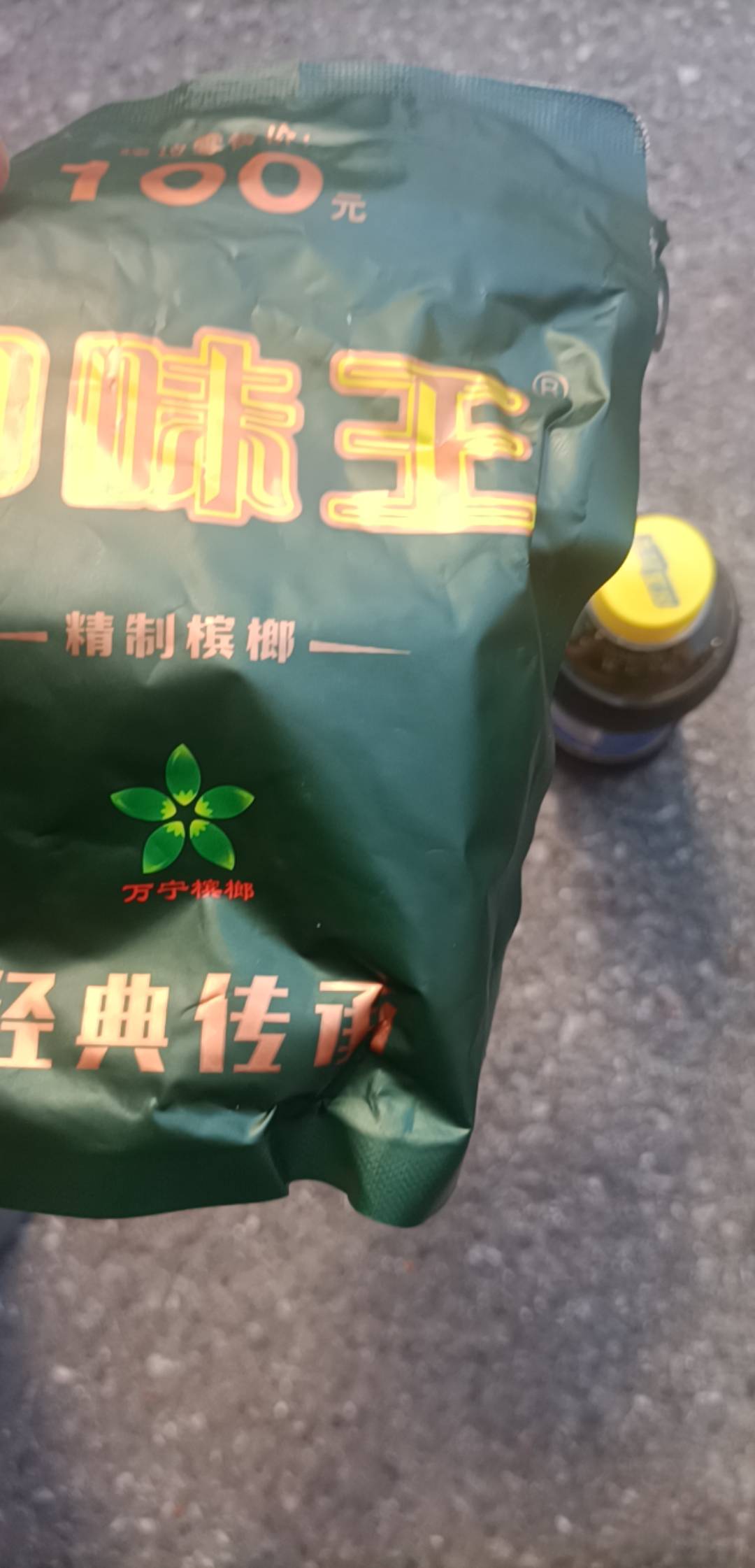 还是脸皮厚有的吃，一哥们放了一瓶喝了的冰可乐在哪，我说谁的可乐?可以喝一口吗？本12 / 作者:时光路人的代表 / 