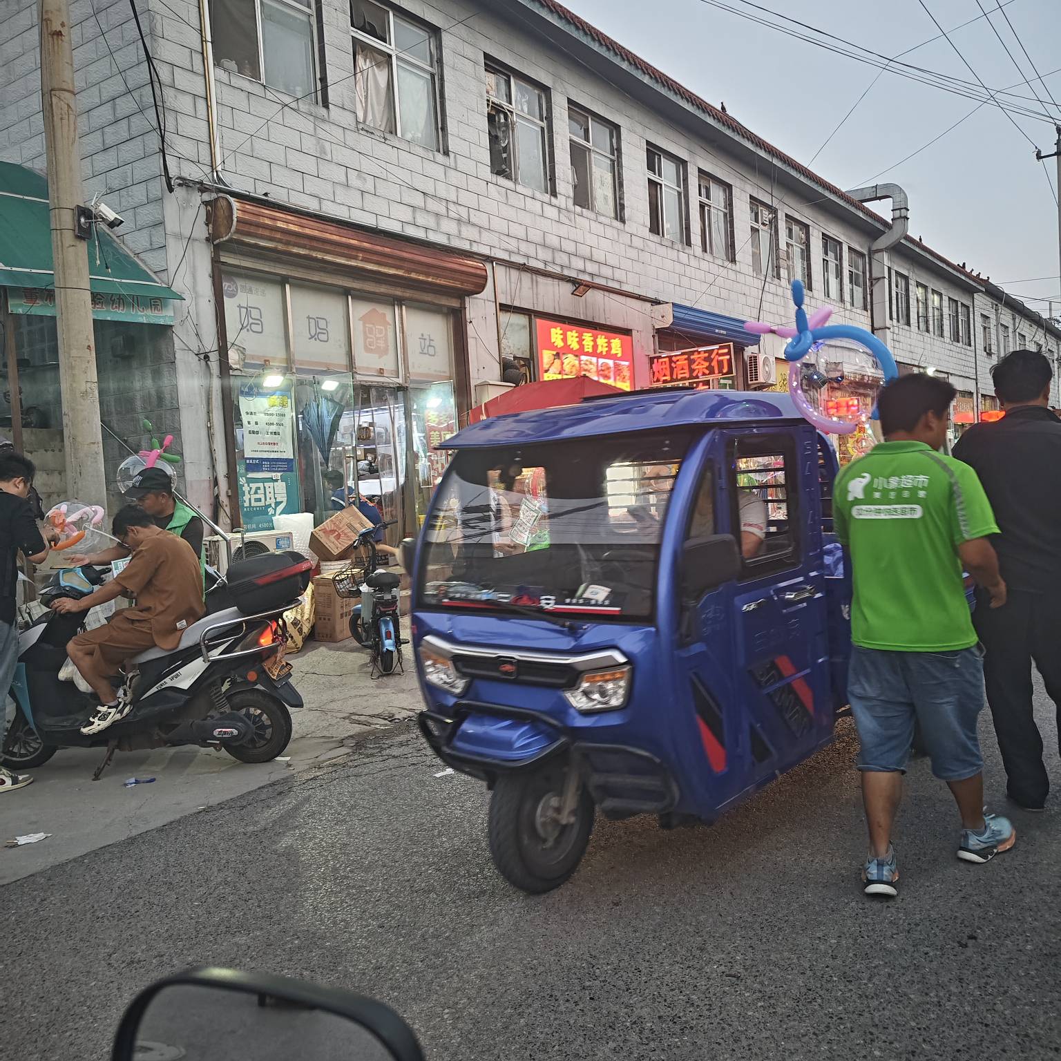 一进村，就看到小象超市的在拉人头，让路人下首单，问了下他们，好像是拉一个人50毛，76 / 作者:卡农咚咚 / 