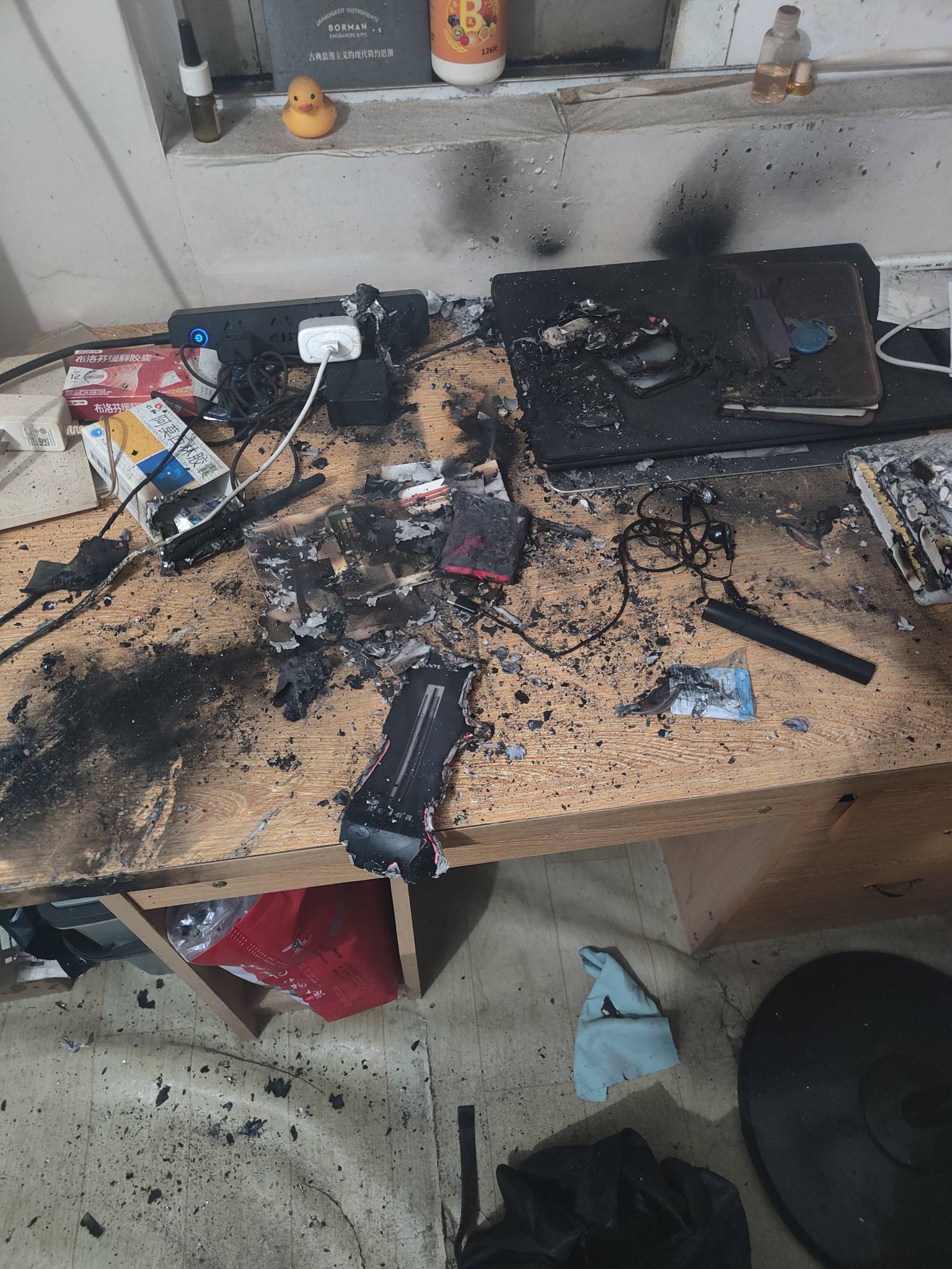 想钱想疯了,充电宝爆炸都能想出来,它说它辛亏没有睡实了,说充电宝