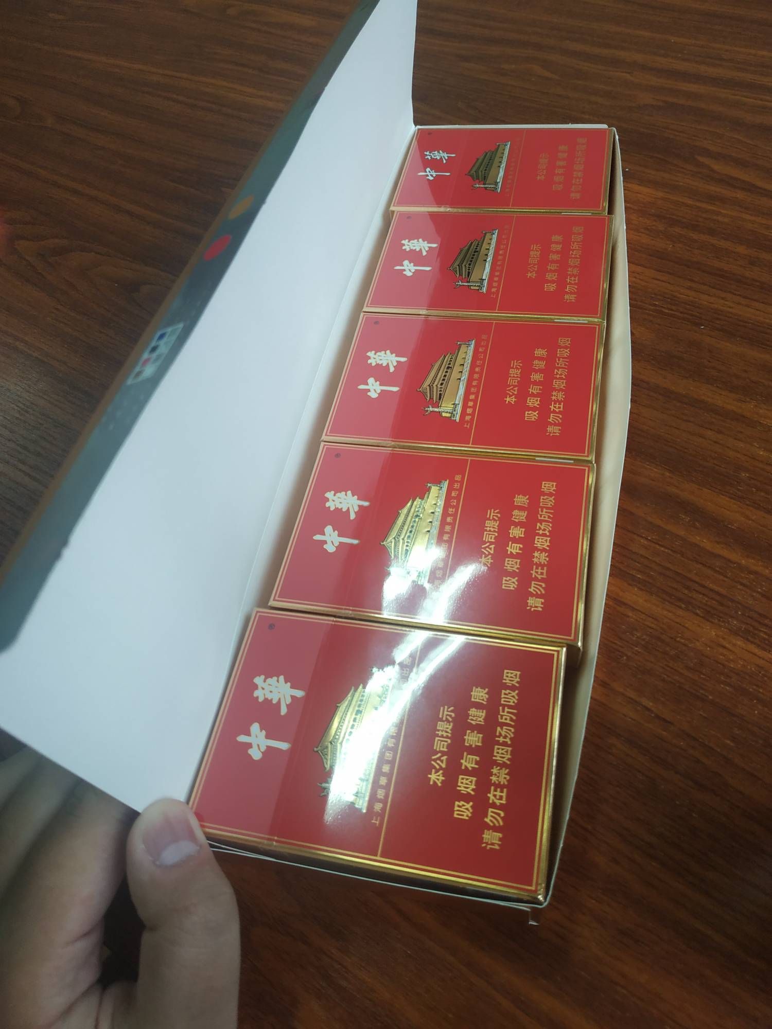 同事的喜糖一人一包烟一包糖

56 / 作者:重中之重学习的 / 