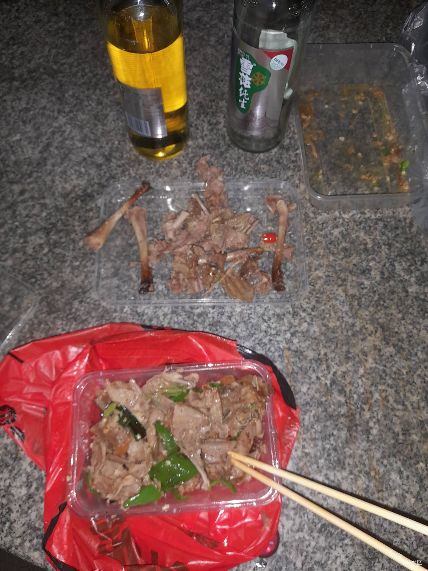 一只北京烤鸭吃出三条腿，打专卖店电话想叼他们，说是赠送的一只腿。


10 / 作者:冯氏铁匠铺 / 