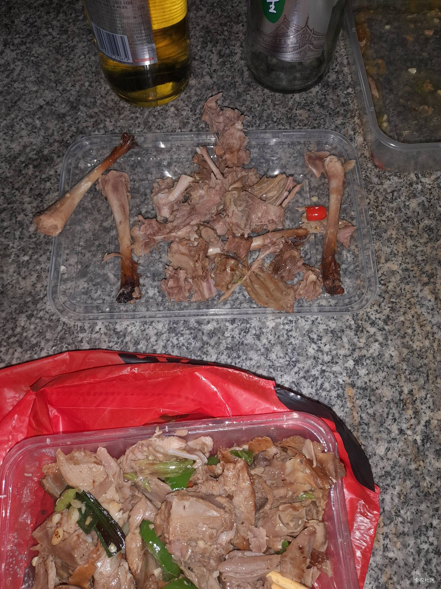 一只北京烤鸭吃出三条腿，打专卖店电话想叼他们，说是赠送的一只腿。


26 / 作者:冯氏铁匠铺 / 