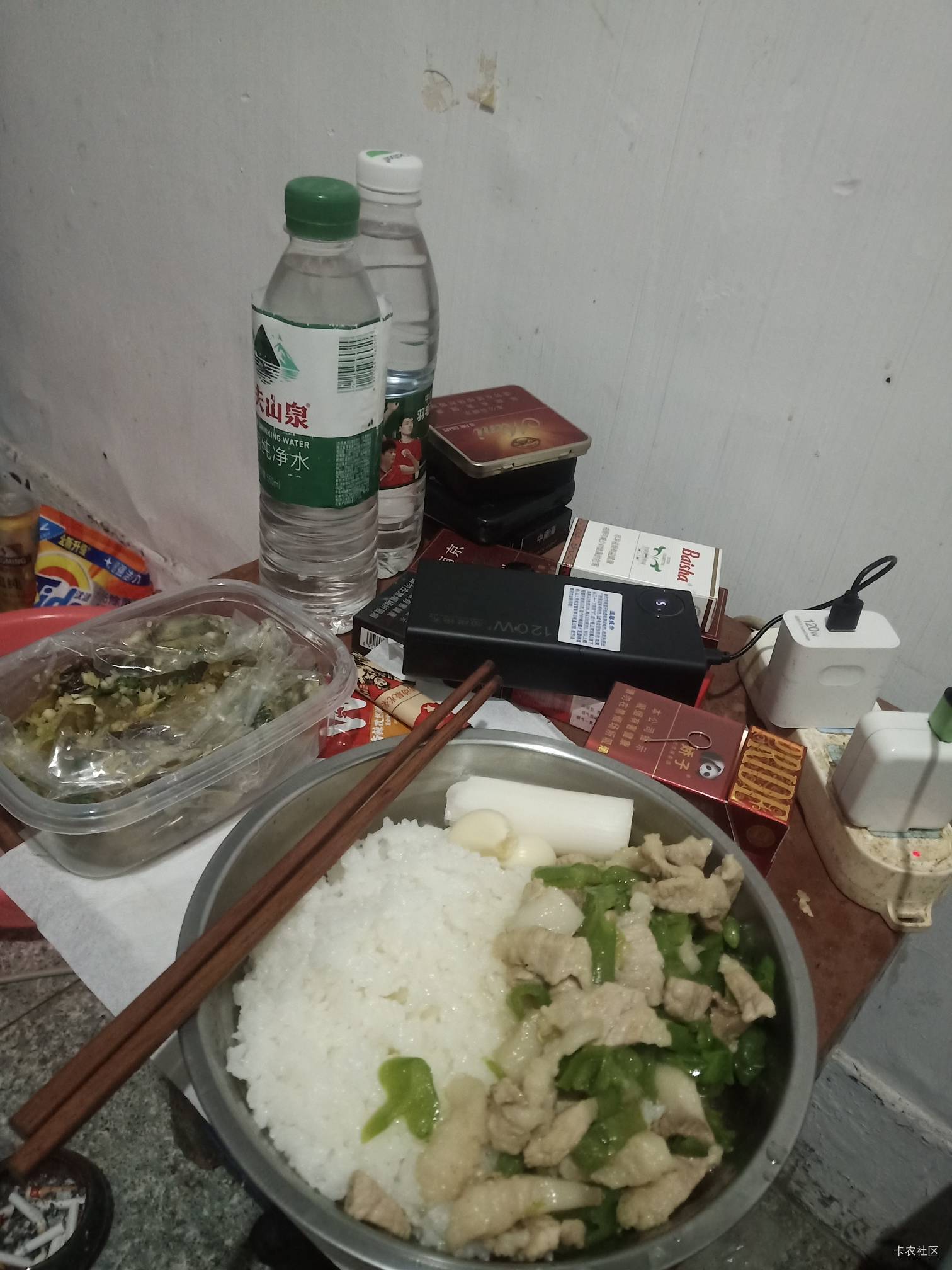 开饭啦，辣椒炒肉和米饭，没有酱油了，好香

21 / 作者:晒晒月亮 / 