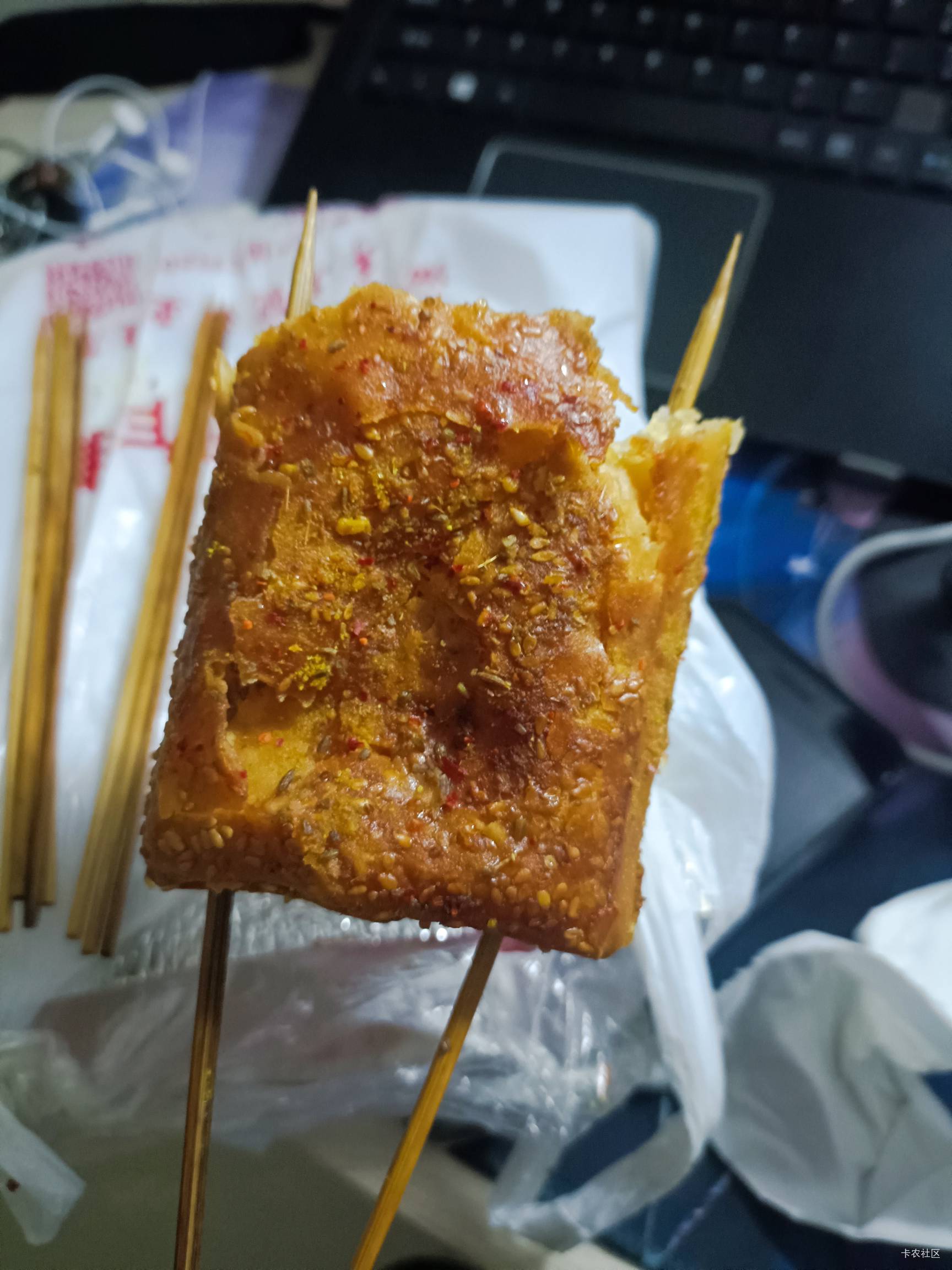 老哥们，这炸串里面的炸烧饼还挺好吃，比油酥烧饼都酥香脆，还得是国际庄的缸炉烧饼，15 / 作者:云祁 / 