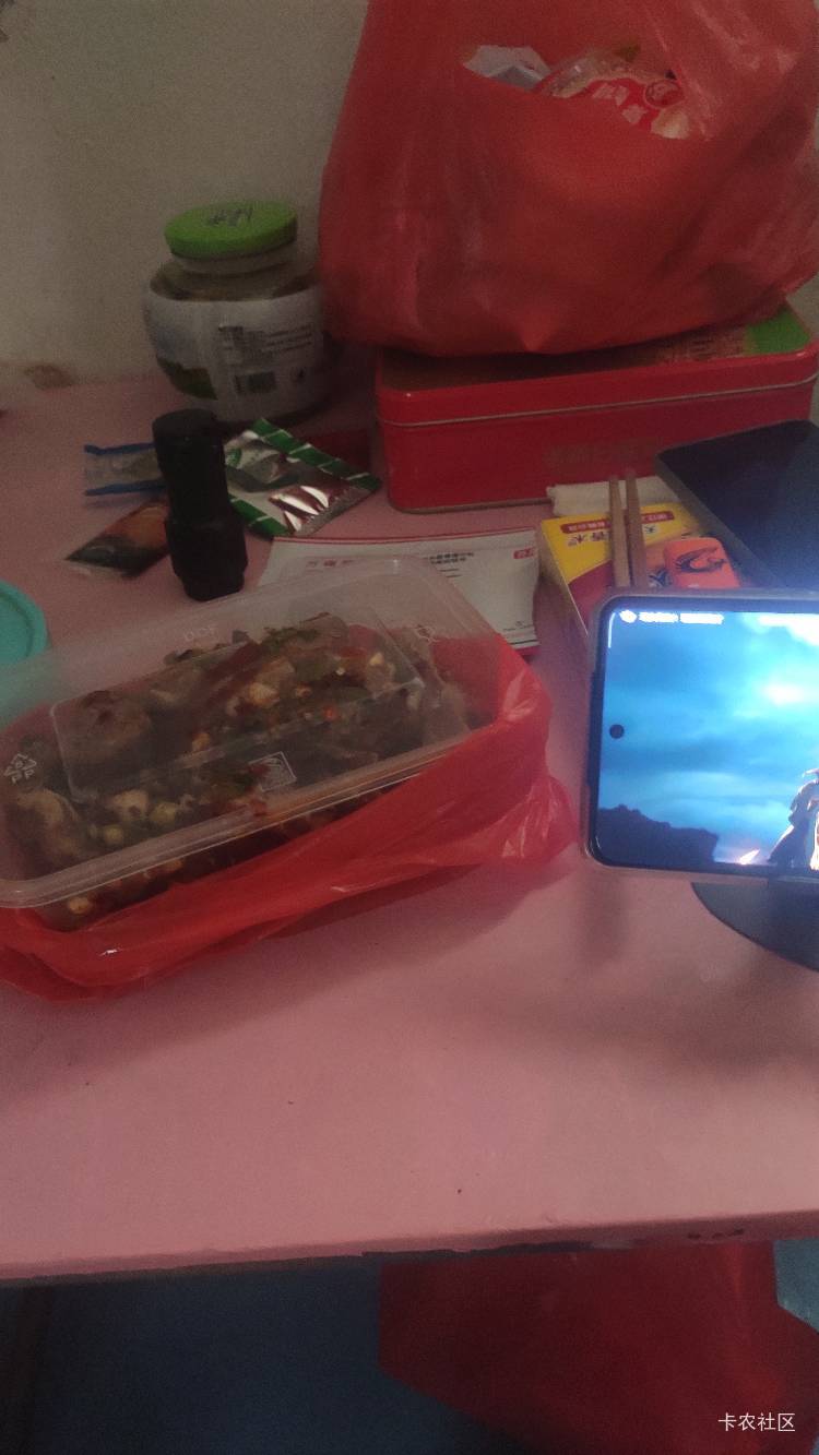 饿醒了 又是跑去市场lj桶翻了别人不要的烧鸭 终于不用饿肚子了 

46 / 作者:酒伴残烟 / 
