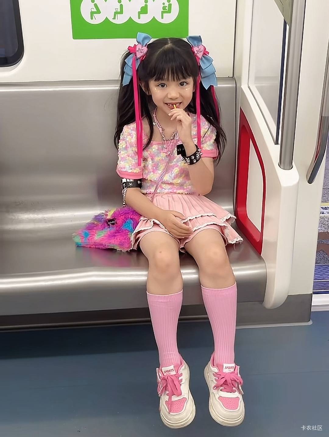 老哥们办了张xyk送到以前打工的黑厂去了，zz客服改了地址还按原来地址发，这下回去被42 / 作者:成都吴彦祖WYZ / 