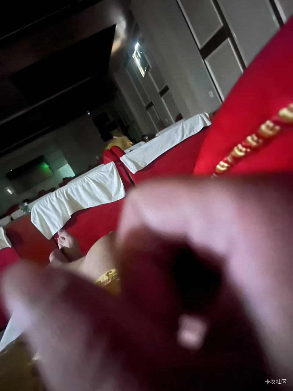 刚在洗浴中心休息室躺着的时候，有个老哥突然鬼叫起来了，然后直接从沙发上躺地上了，10 / 作者:我爱看动画片 / 