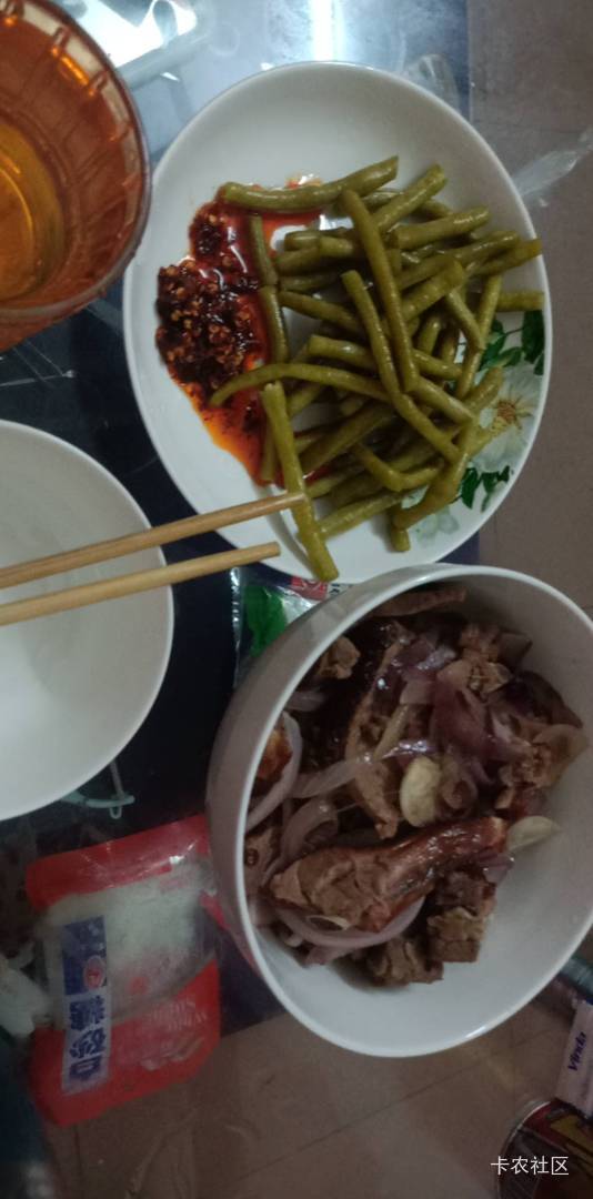 条件不允许，有点简单，自己研制的酸豆角，16元买的挂壁鸭肉


57 / 作者:卡农三嫂 / 