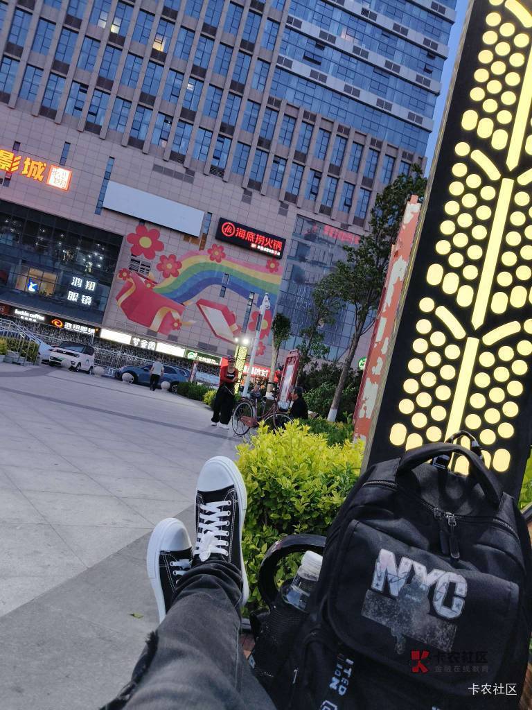 五一放假一天
都去旅游了

47 / 作者:朱铁胆 / 
