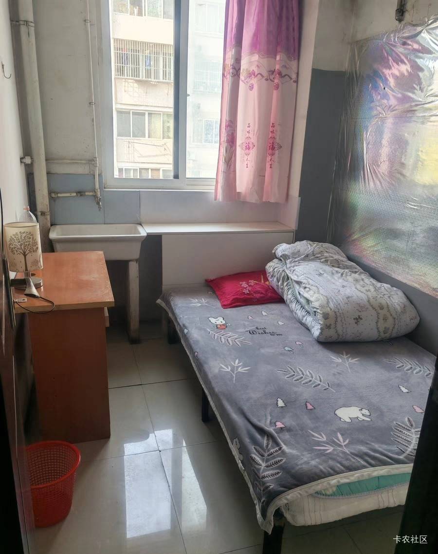 一个小单间一个月用水要20元吗，正常一个人一个月用一顿就顶天了，一吨水最多6块左右
76 / 作者:跑路去缅甸 / 