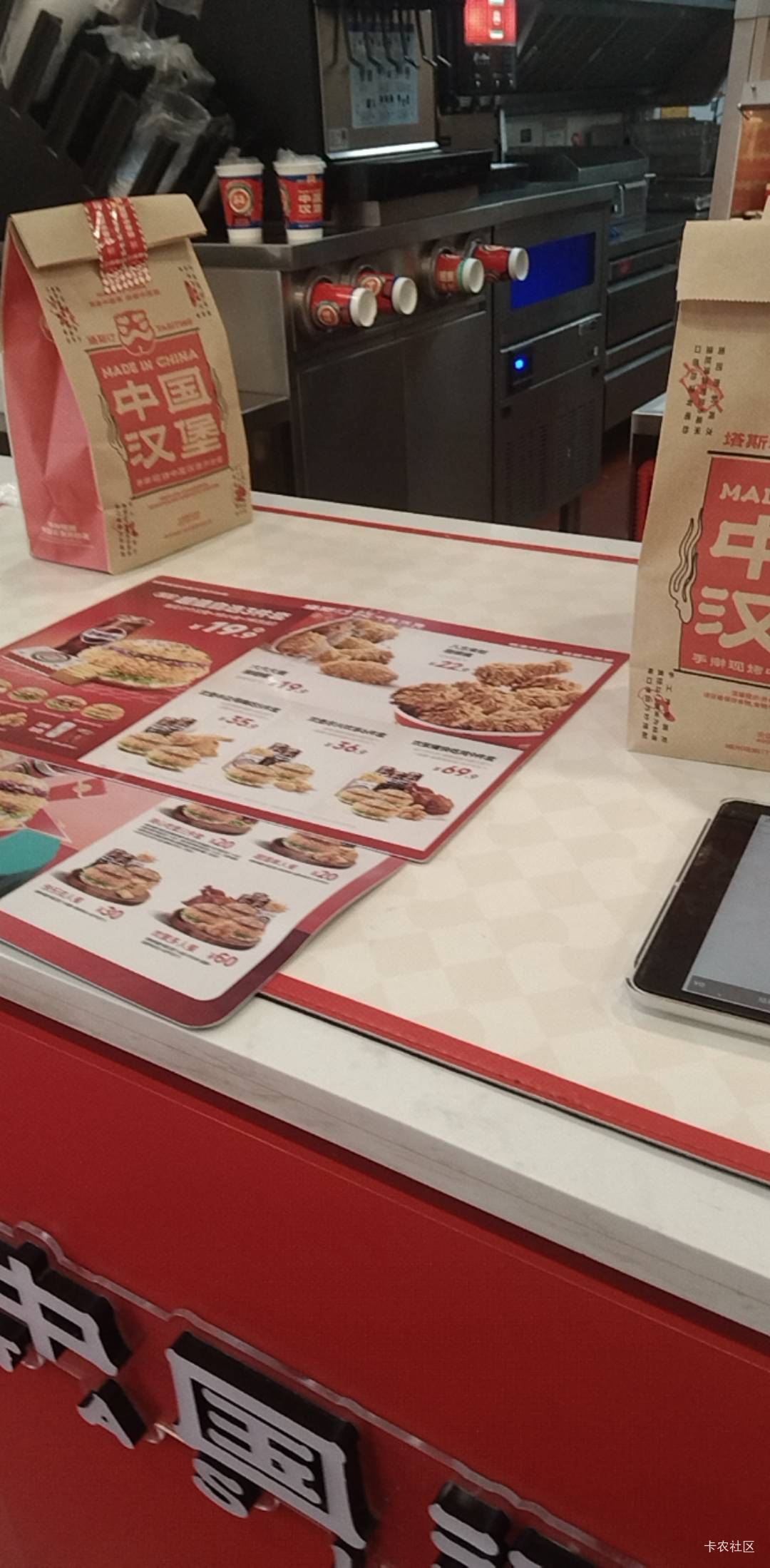 好多挂壁哥来塔斯汀取餐

34 / 作者:冰淇淋夏天 / 