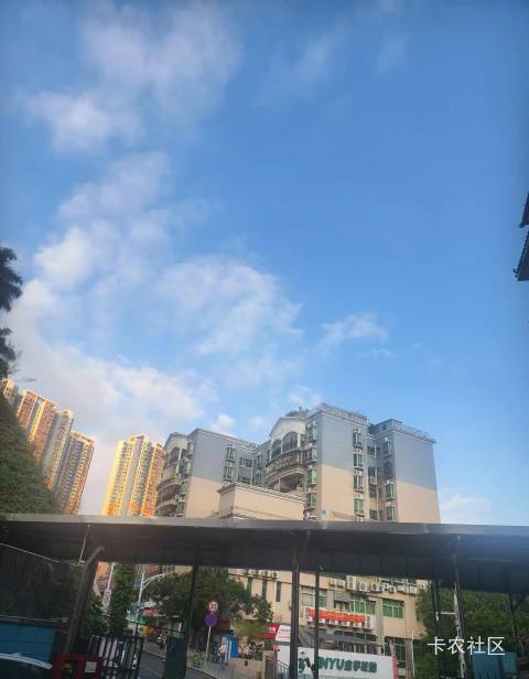 感觉配不上自己的女朋友，和她出门都以为我是她弟弟。偏偏她也不嫌弃我。

92 / 作者:好好做个卡农人 / 