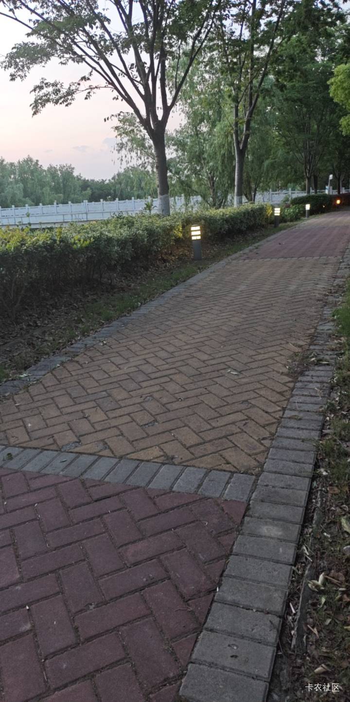 天黑了怎么办，周边没有商场没有网吧，



38 / 作者:露西亚的鱼 / 