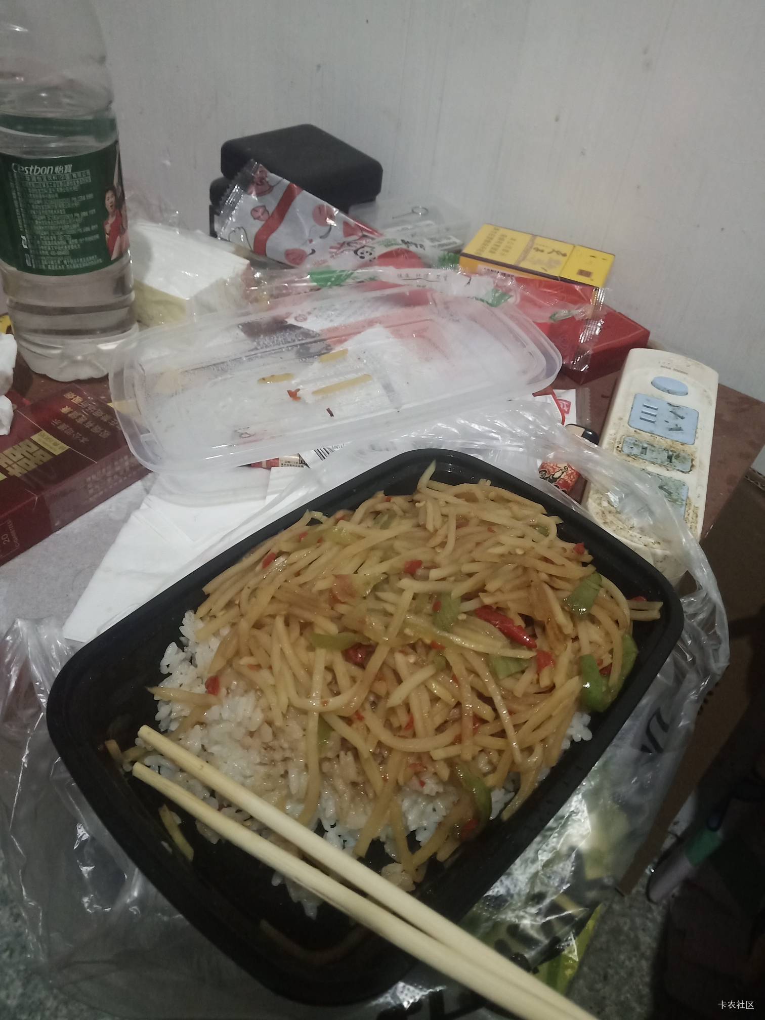今天还没破0，只能吃个便宜的土豆丝盖饭了，但是分量还可以，能吃饱

31 / 作者:晒晒月亮 / 