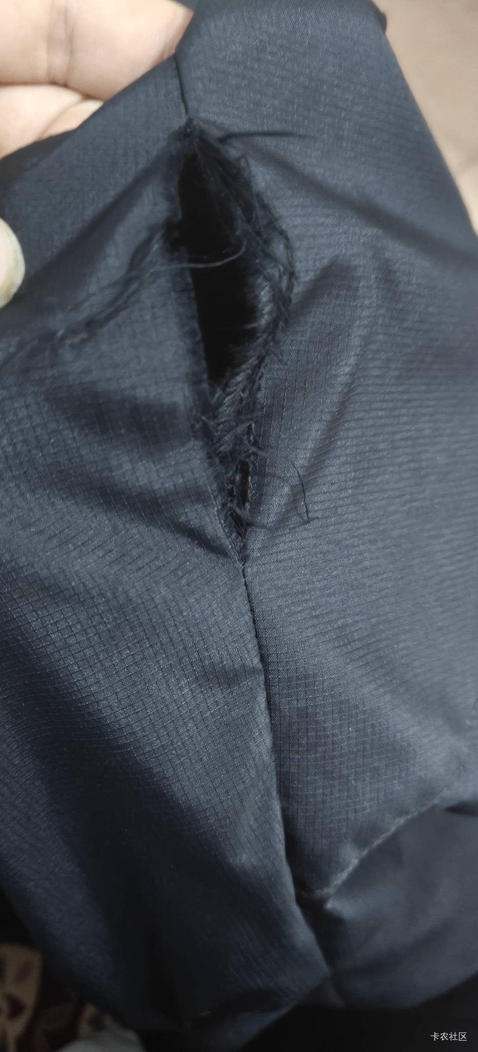 老哥们淘宝买了个600多的衣服一个多月开线破损了客服不给处理怎么才能投诉？打什么电30 / 作者:百财如意 / 