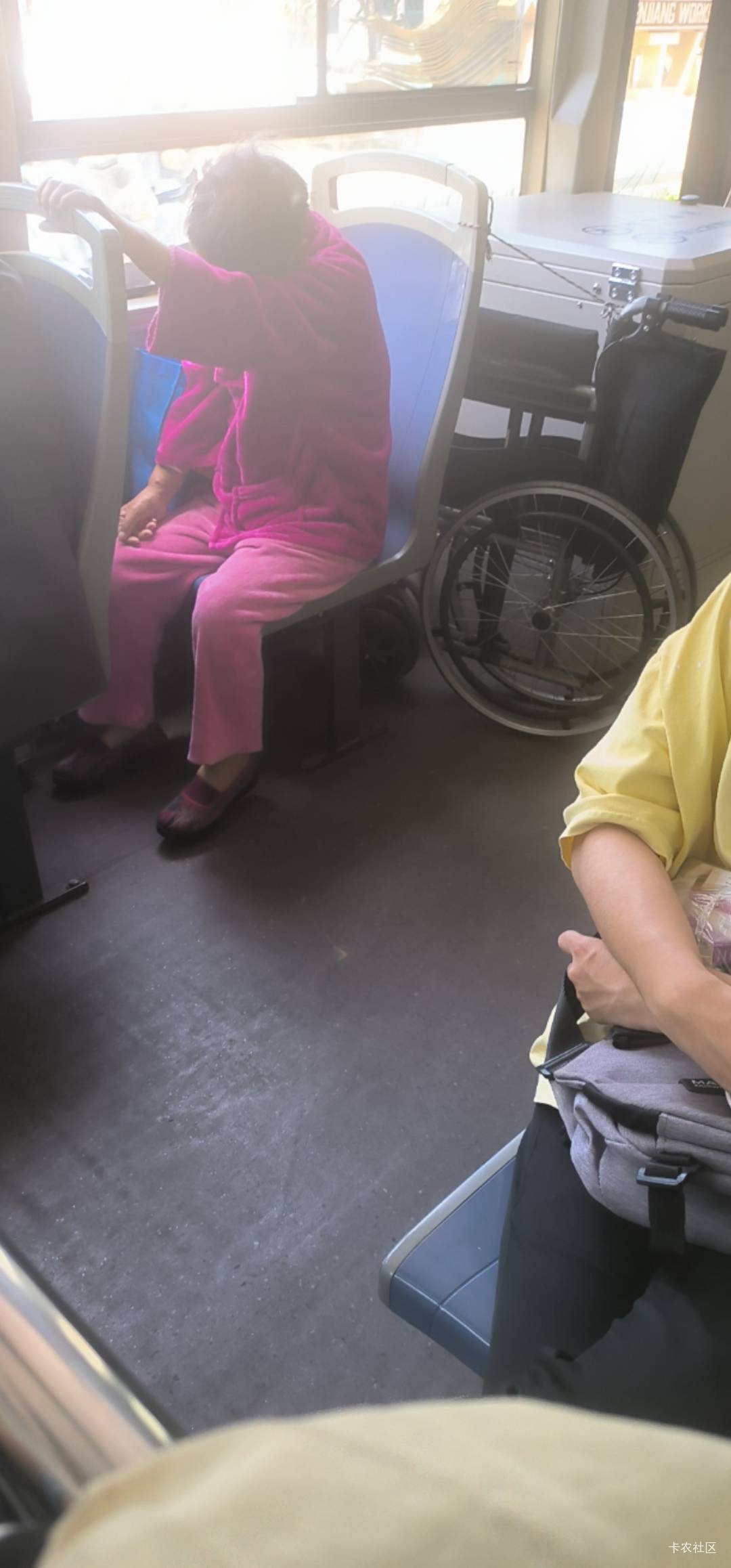 镇江这个地方老龄化真的严重，一个公交车，就我一个青年，其他全是老弱病残。。。。。12 / 作者:林夏薇 / 