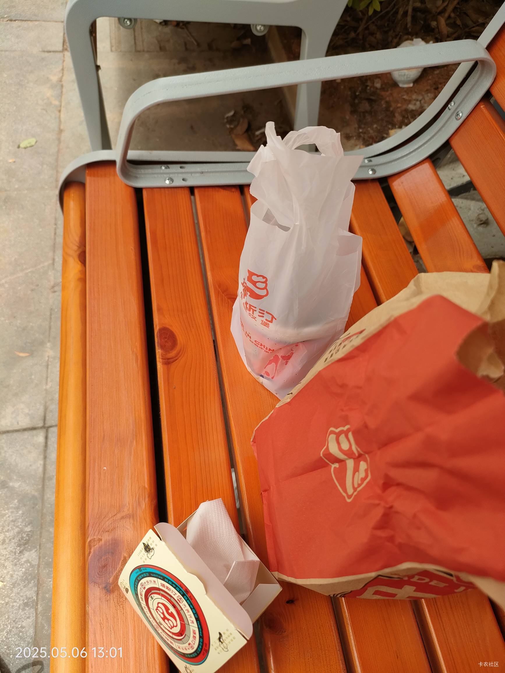 挂壁在公园三天没吃饭了，刚点了个塔斯丁，希望吃了不要喷射。。。

29 / 作者:雅俗共赏2021 / 