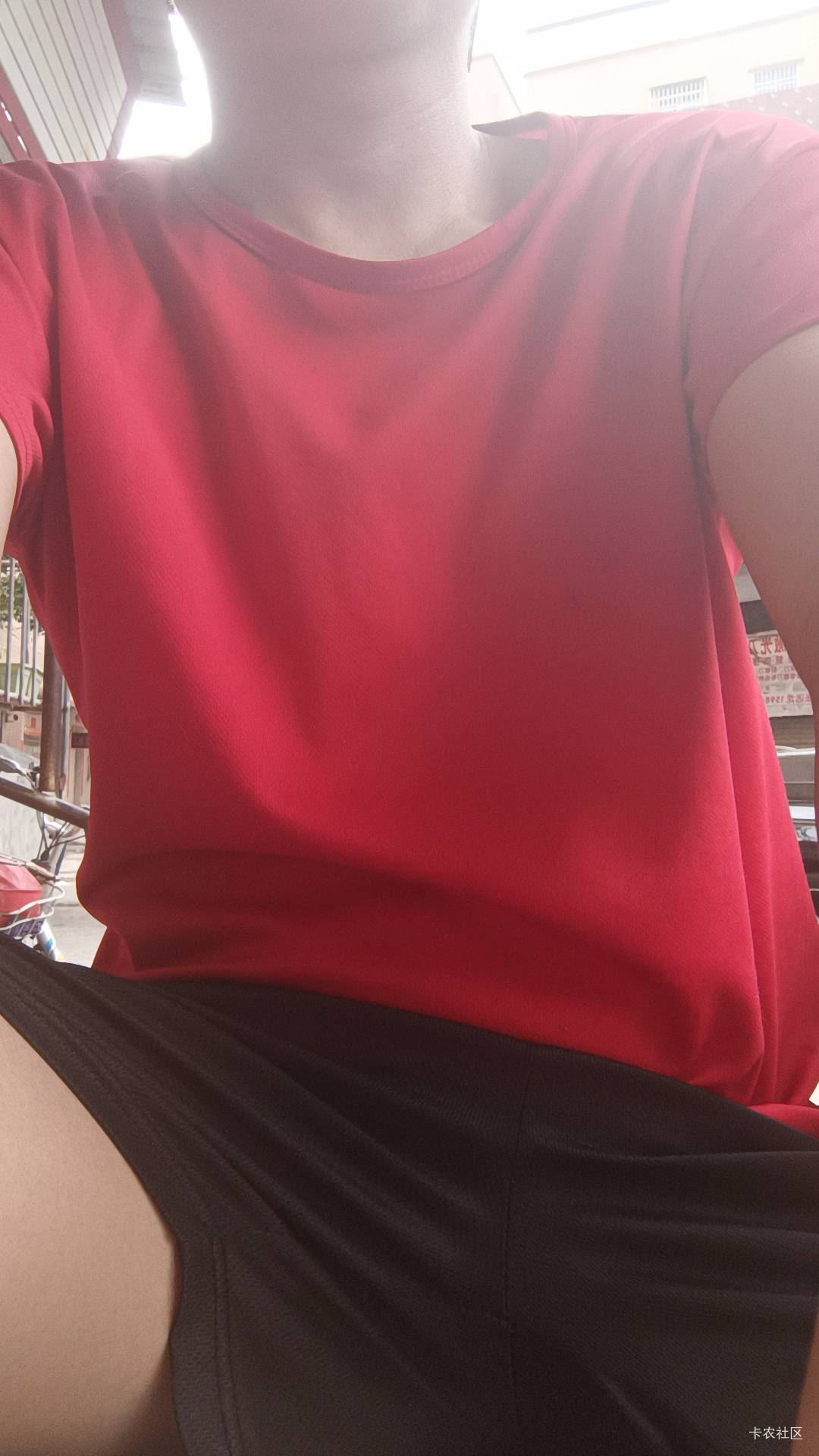 今天天气热好多  狗东打卡一直没通过？我穿的不是T恤。



74 / 作者:开弓没有回头箭 / 