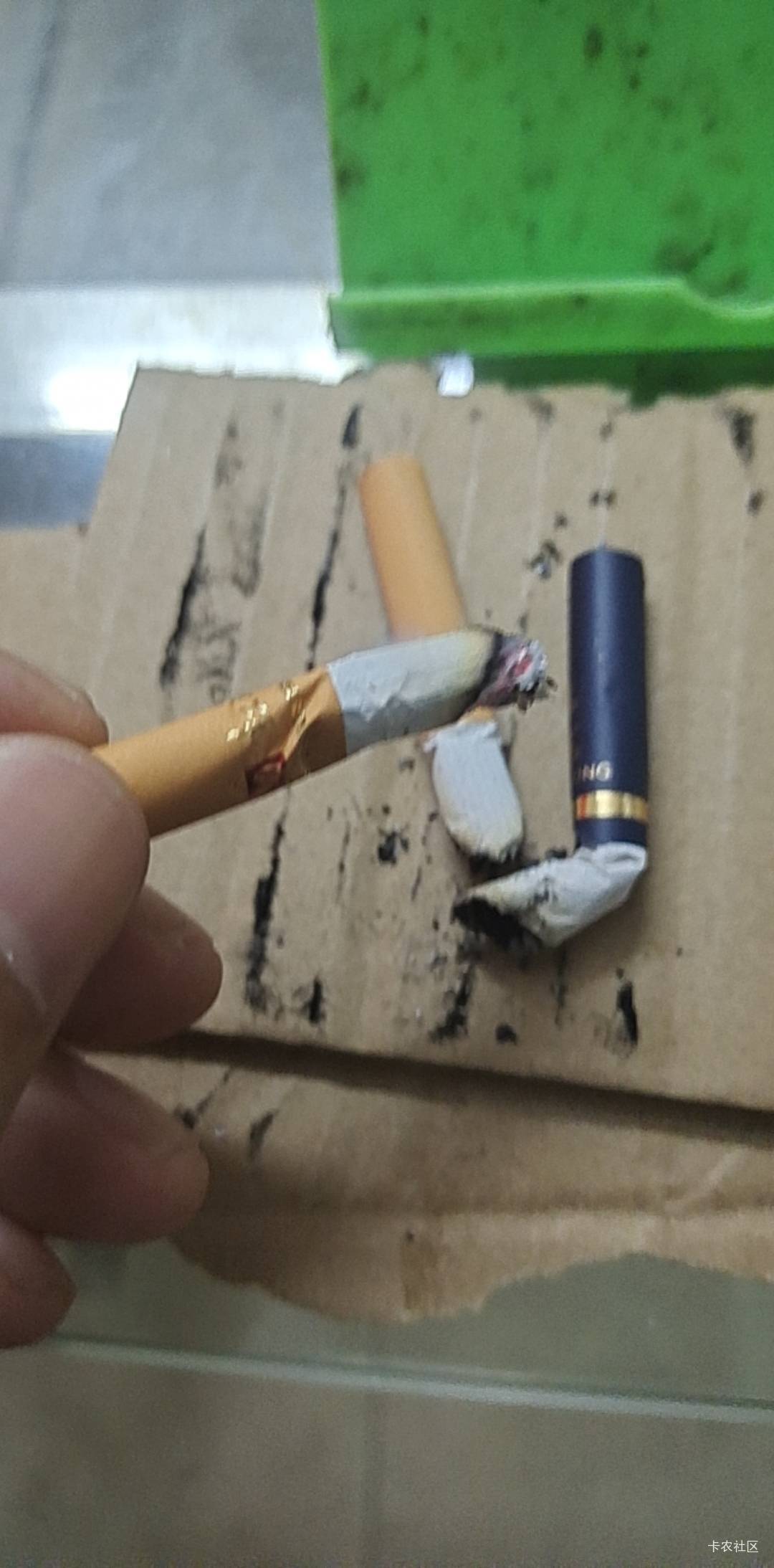 没烟抽了，捡烟头

17 / 作者:卡农_叔公祖 / 