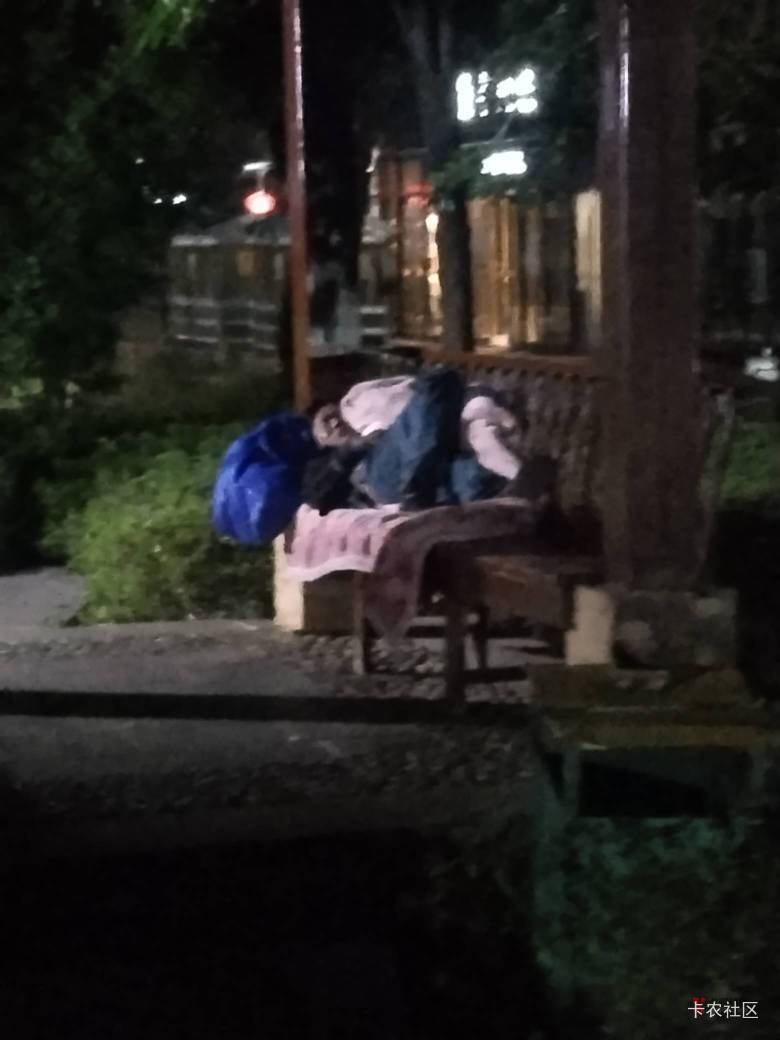 一个人在外面，下着雨，好害怕啊


26 / 作者:桃园三坑刘阿满 / 