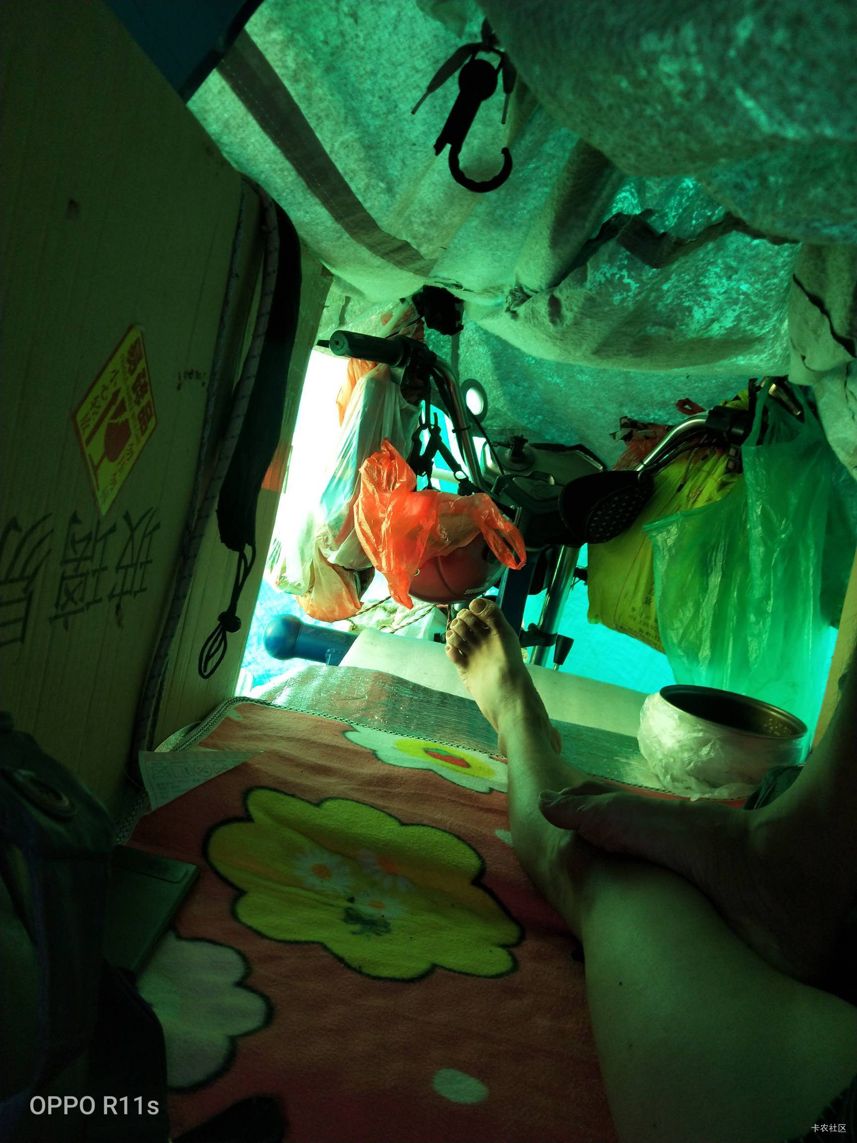 在外流浪不能睡懒觉，太阳出来就要起床，37度天气闷热


38 / 作者:卡农第一骚 / 