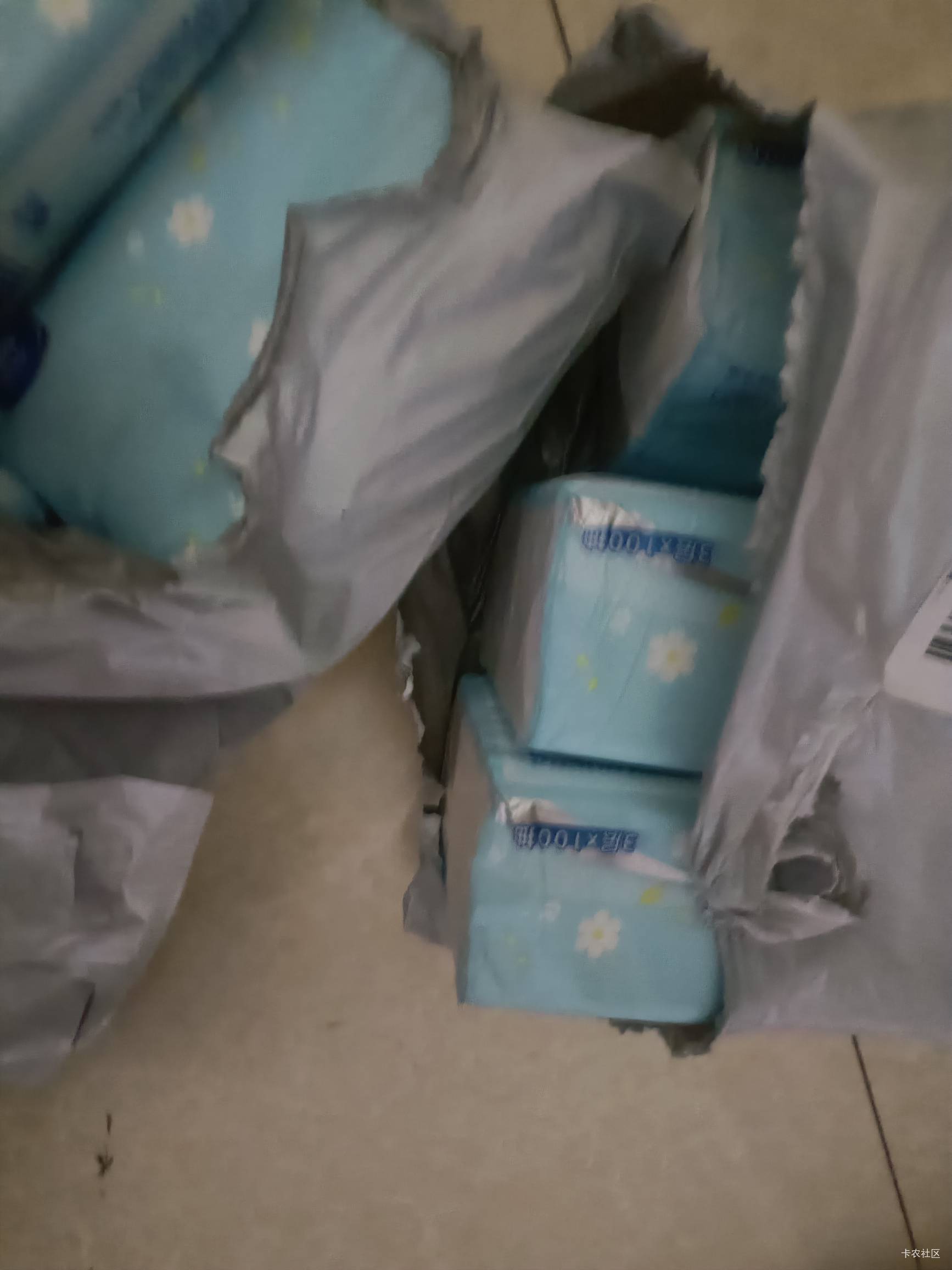 老铁们，得物？短袖四种颜色！每件四块！！！短裤两种颜色，每件9块！挂逼纸巾！一块64 / 作者:所有老哥是垃圾 / 