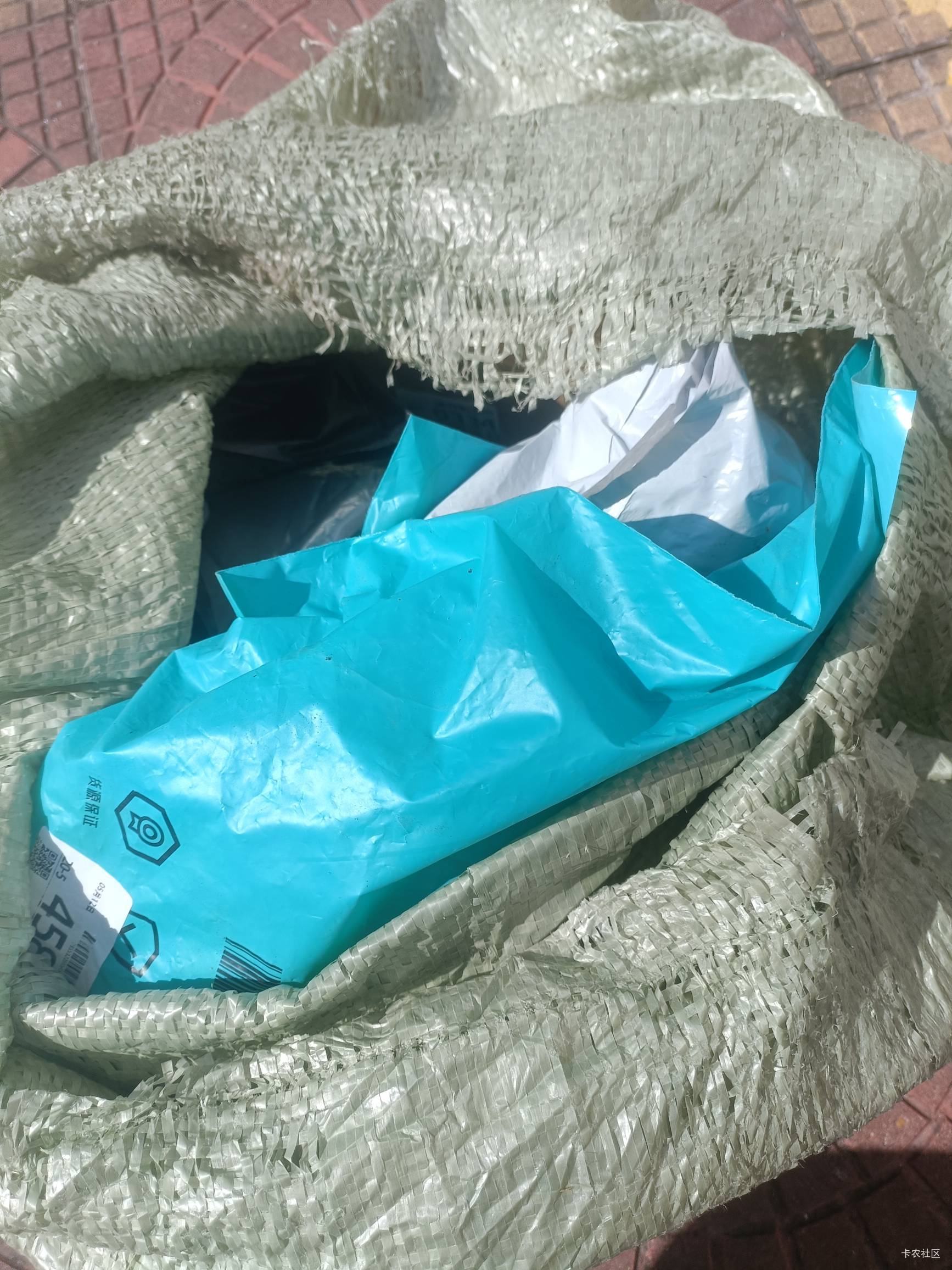 老铁们，天气热了。我是雷锋，深怕老哥饿着，冻着！！！老哥的衣服。看图！老号只要拉0 / 作者:所有老哥是垃圾 / 