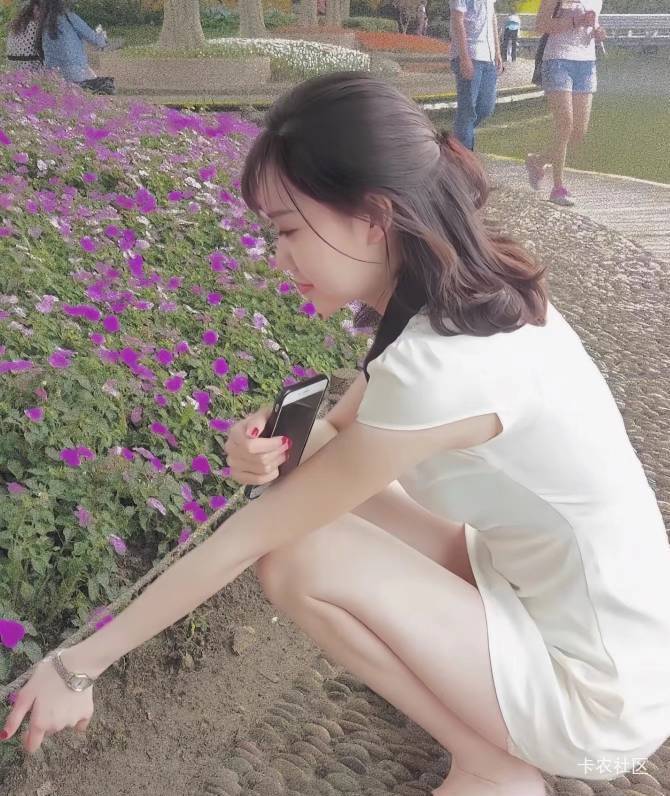 抽着华子，开着大G，女朋友在副驾驶露出大长腿坐着，红灯时，顺手搭在女朋友腿上，这41 / 作者:永恒yi / 